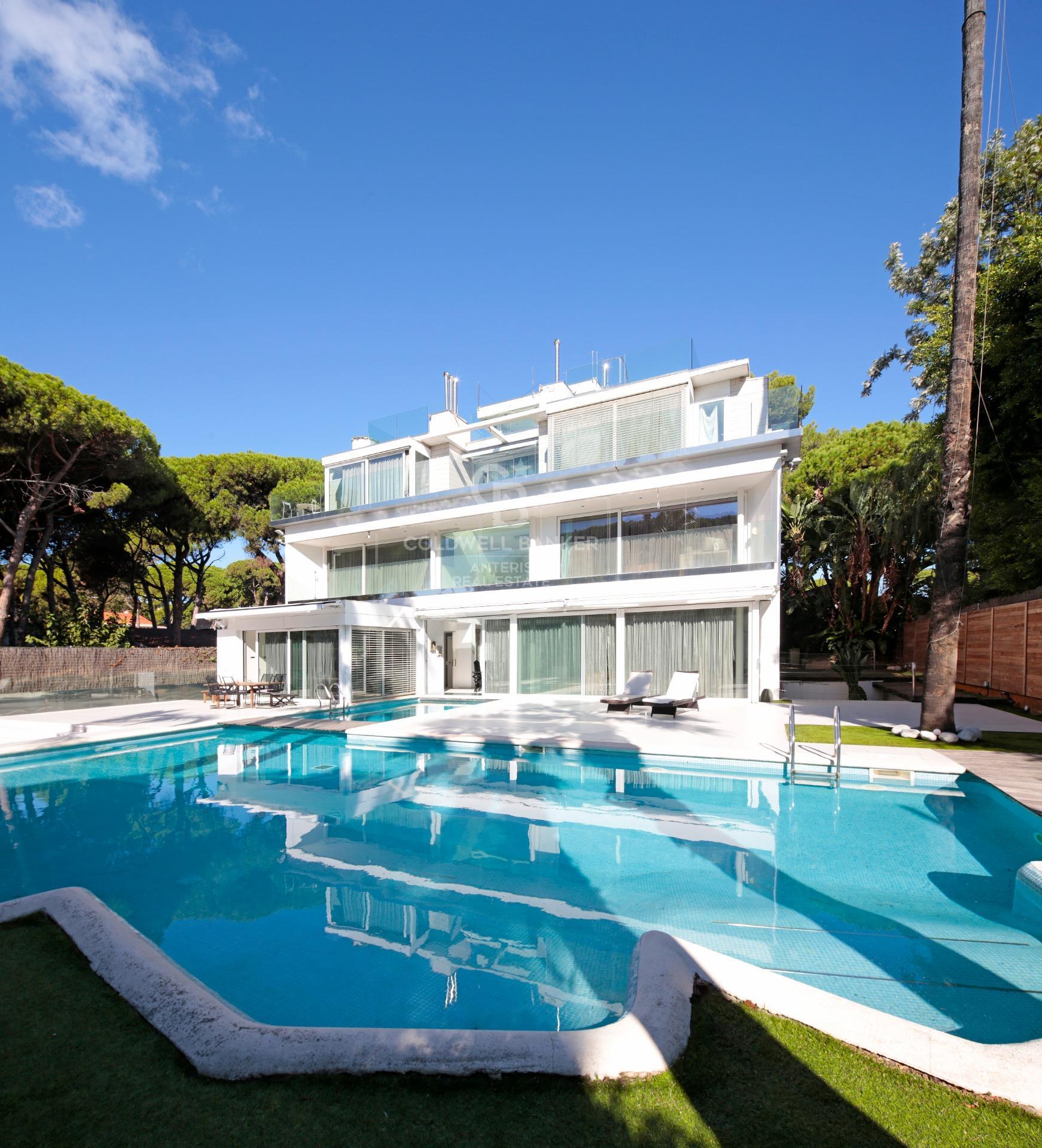 Luxury modern villa on the beach in Castelldefels