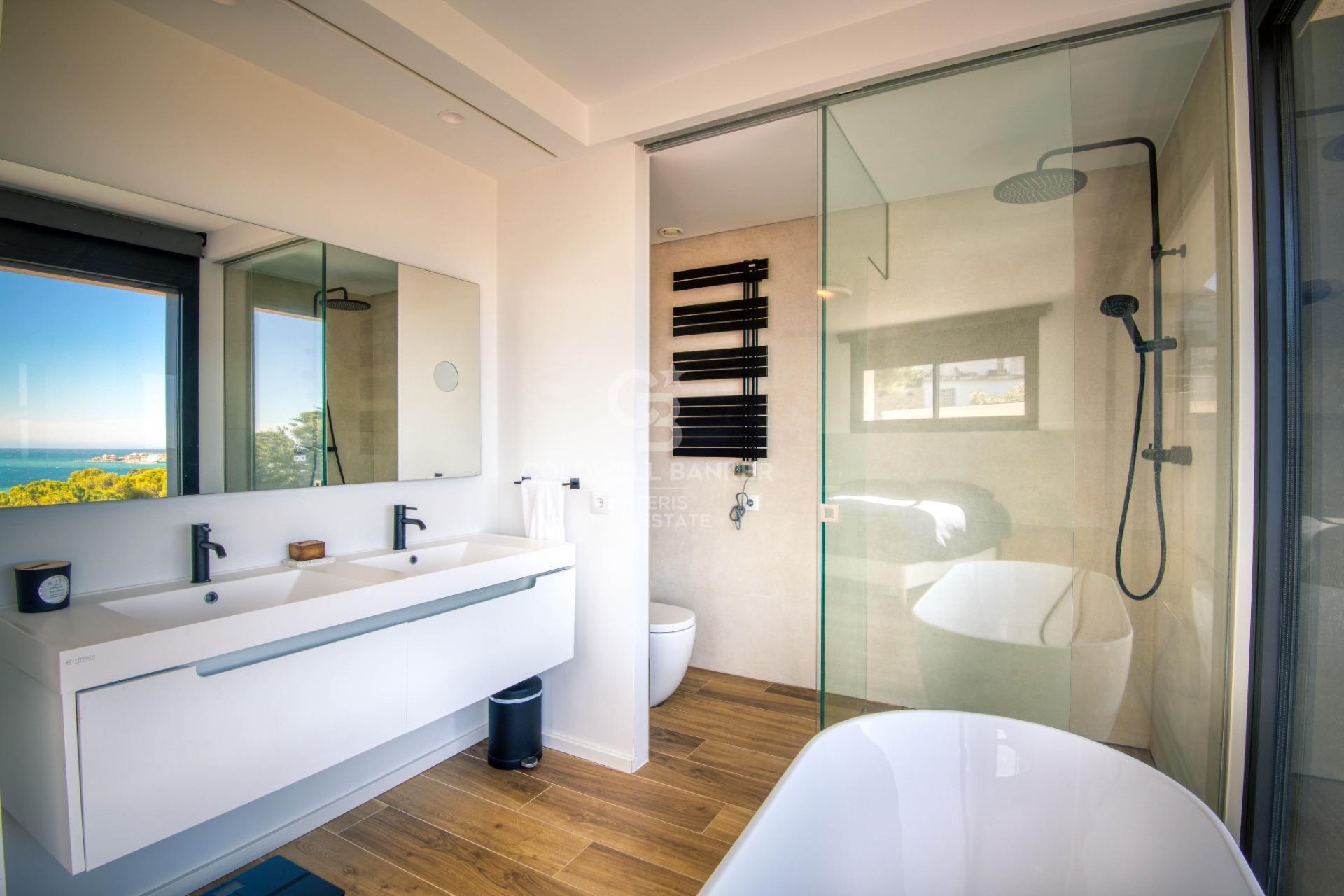 Moderno chalet con impresionantes vistas en la costa