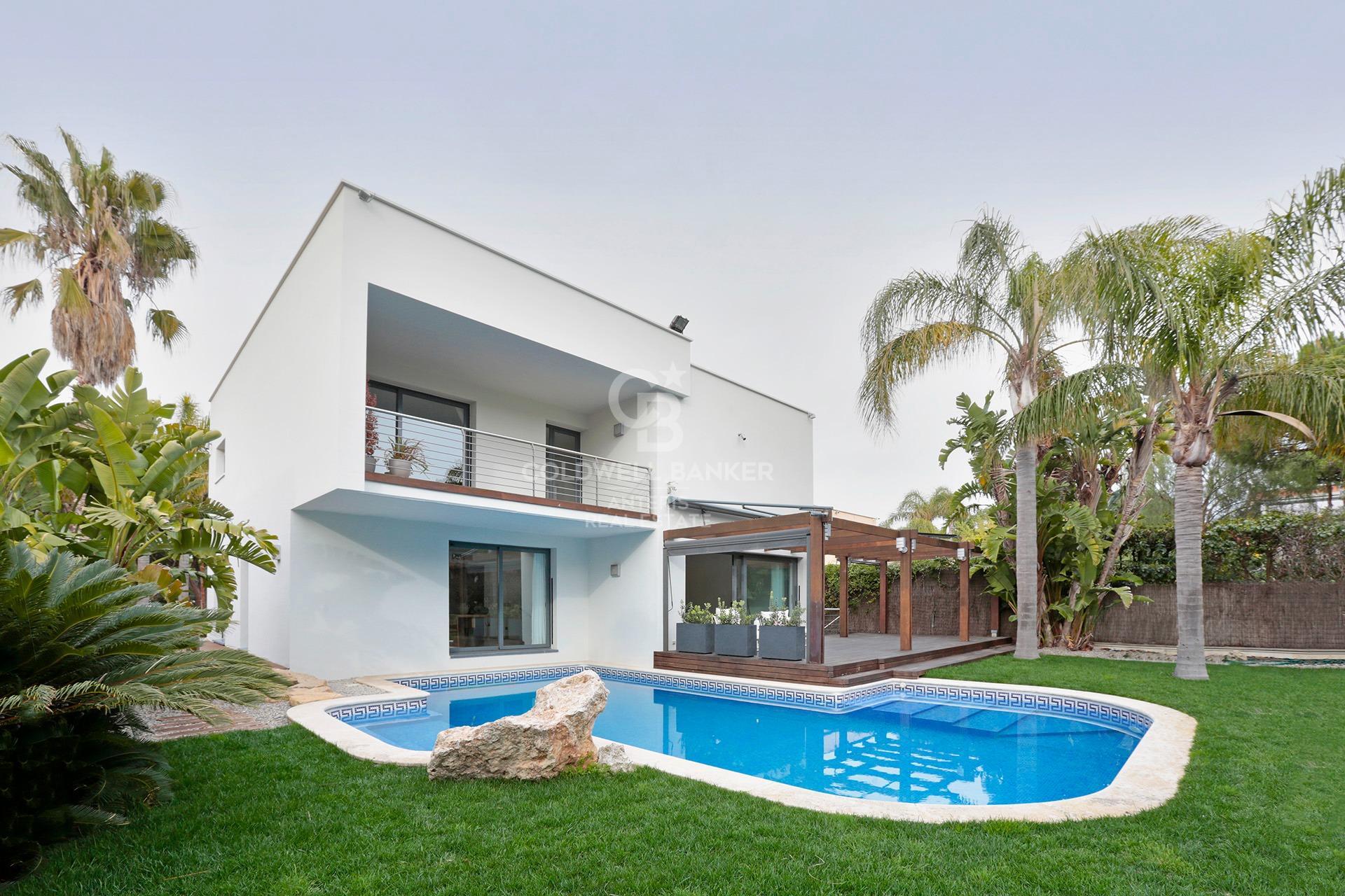 House with pool and large garage on the coast