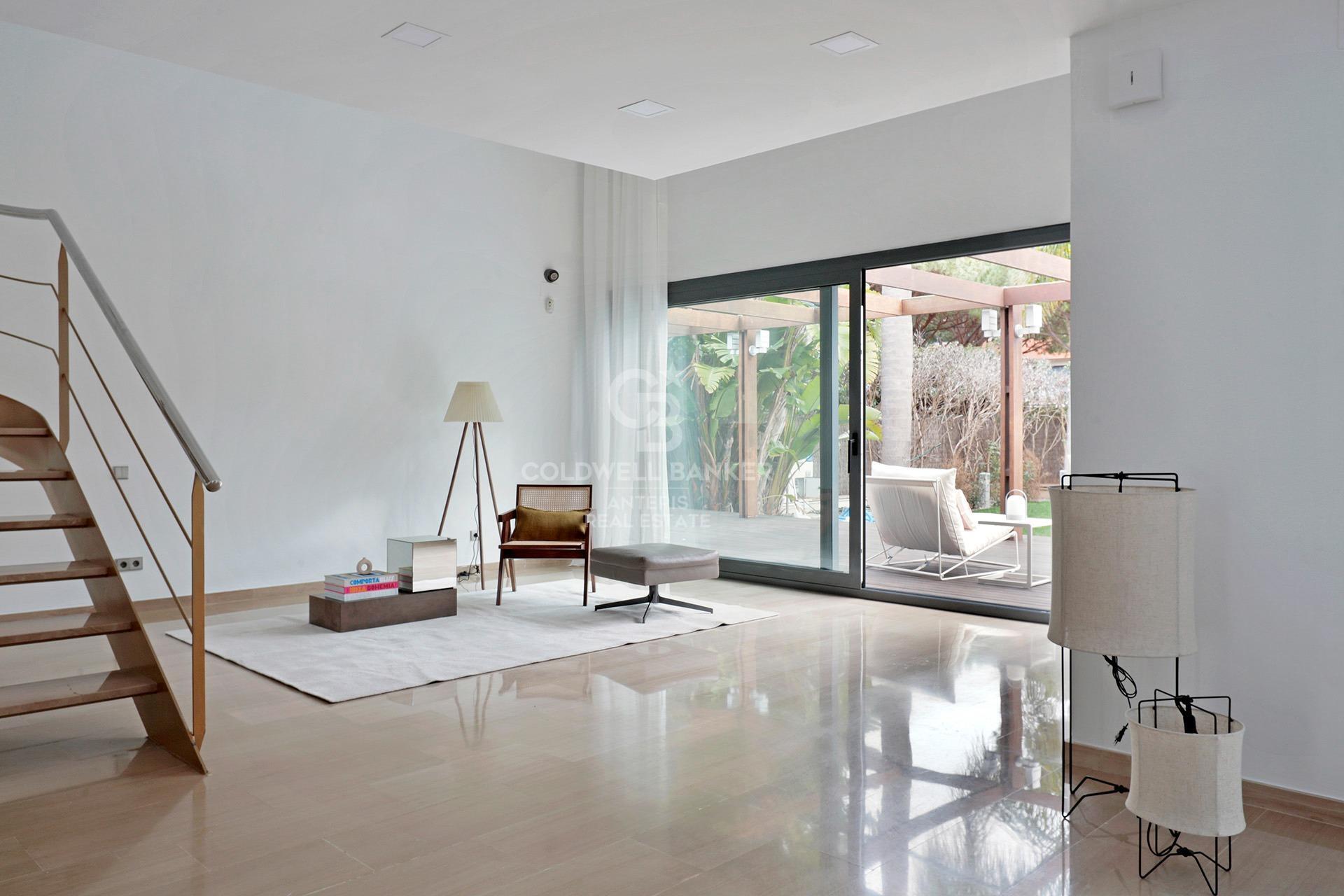 House with pool and large garage on the coast