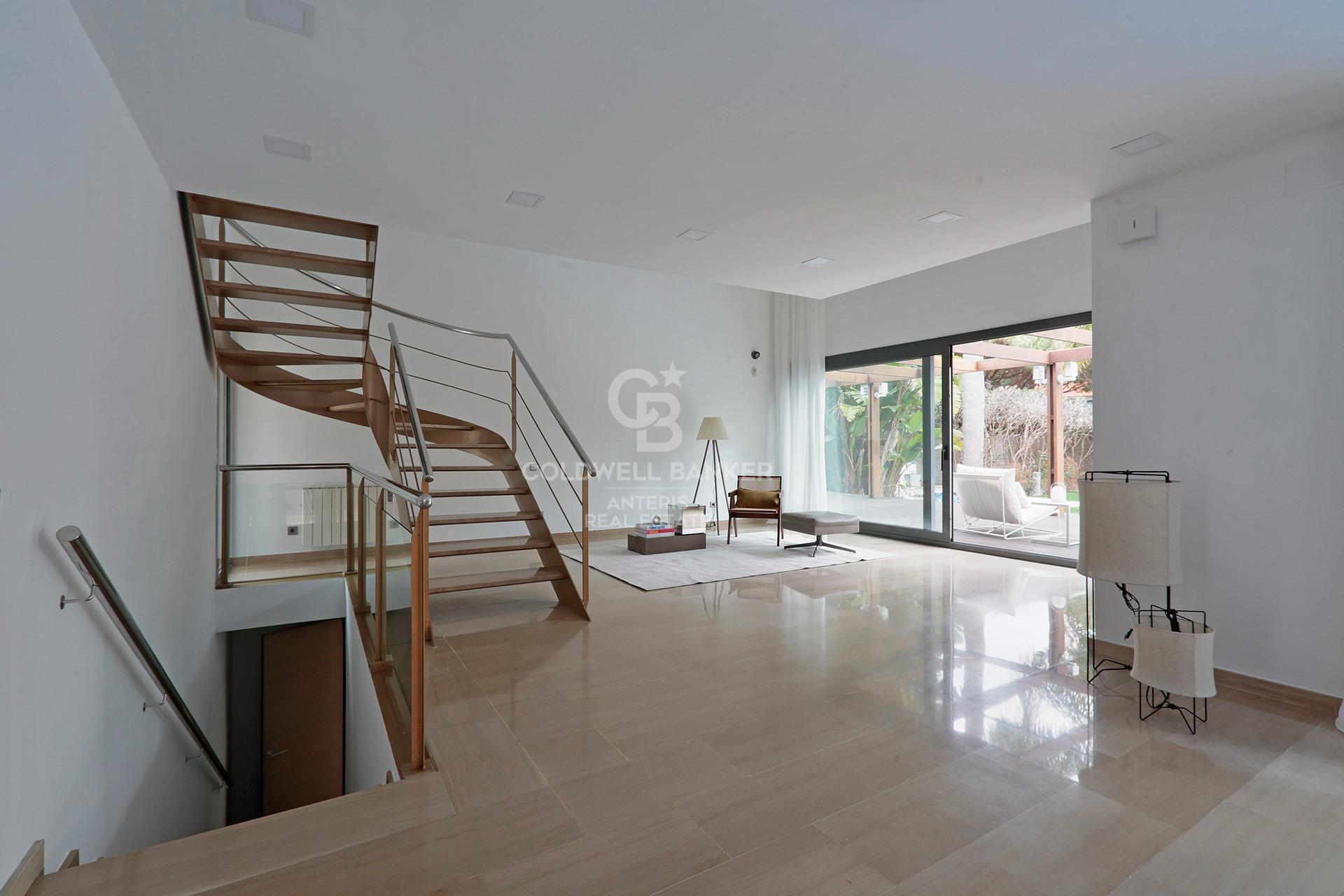 House with pool and large garage on the coast