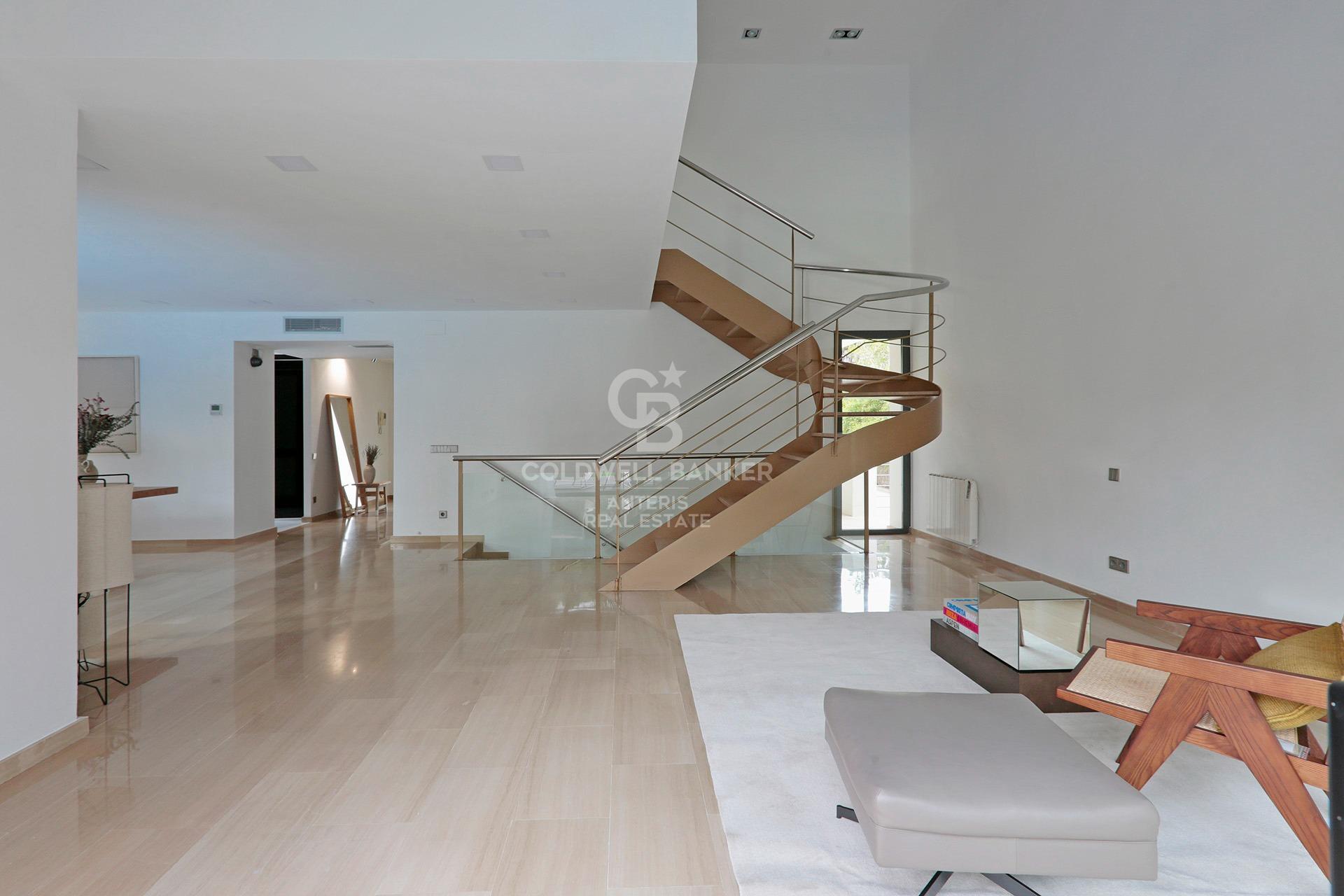 House with pool and large garage on the coast