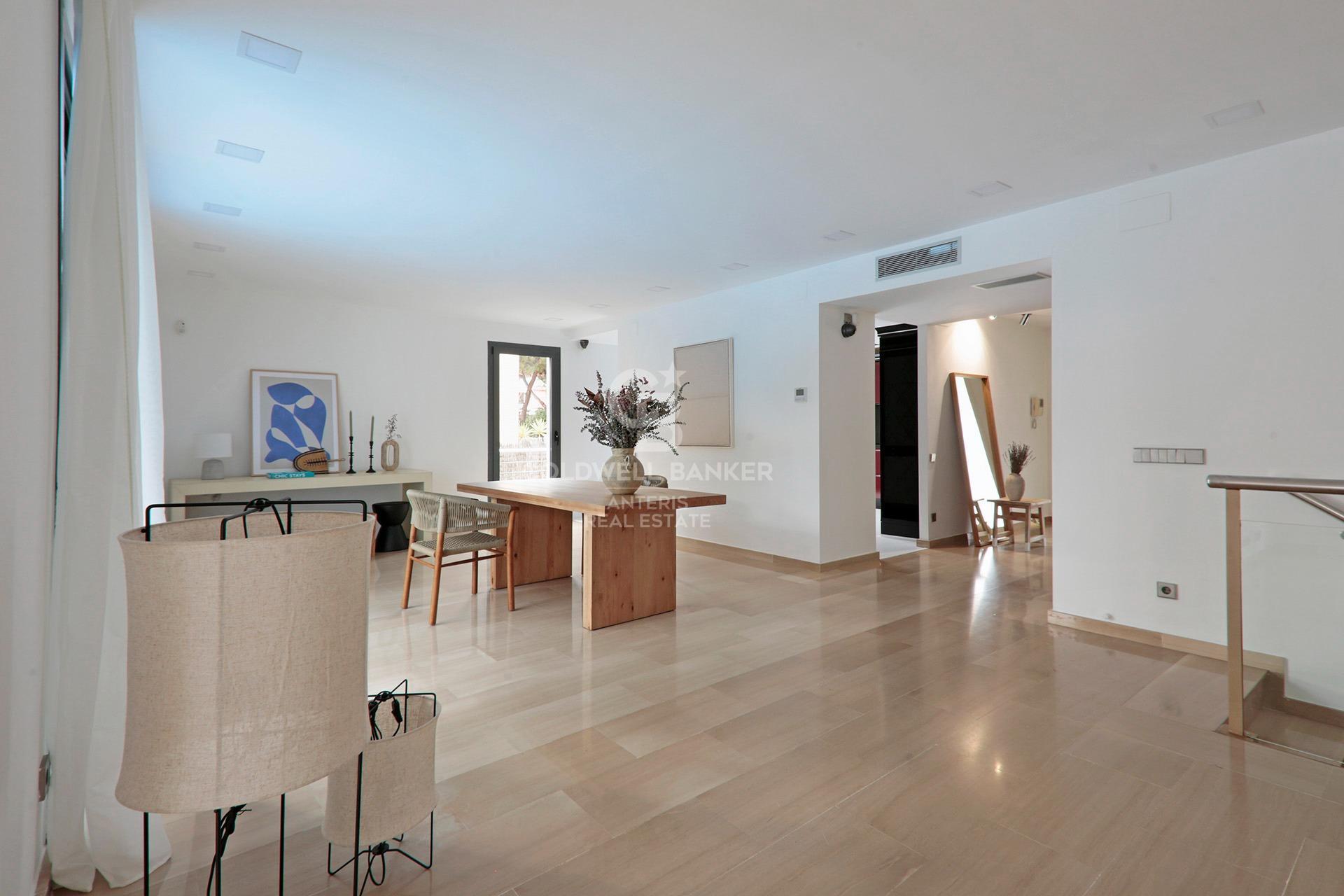 House with pool and large garage on the coast