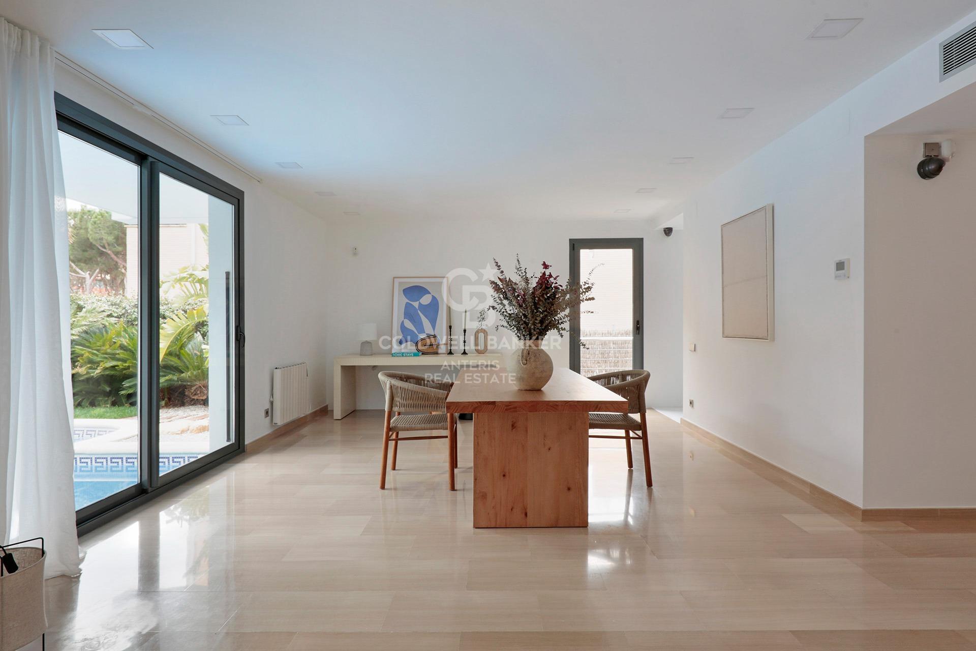 House with pool and large garage on the coast
