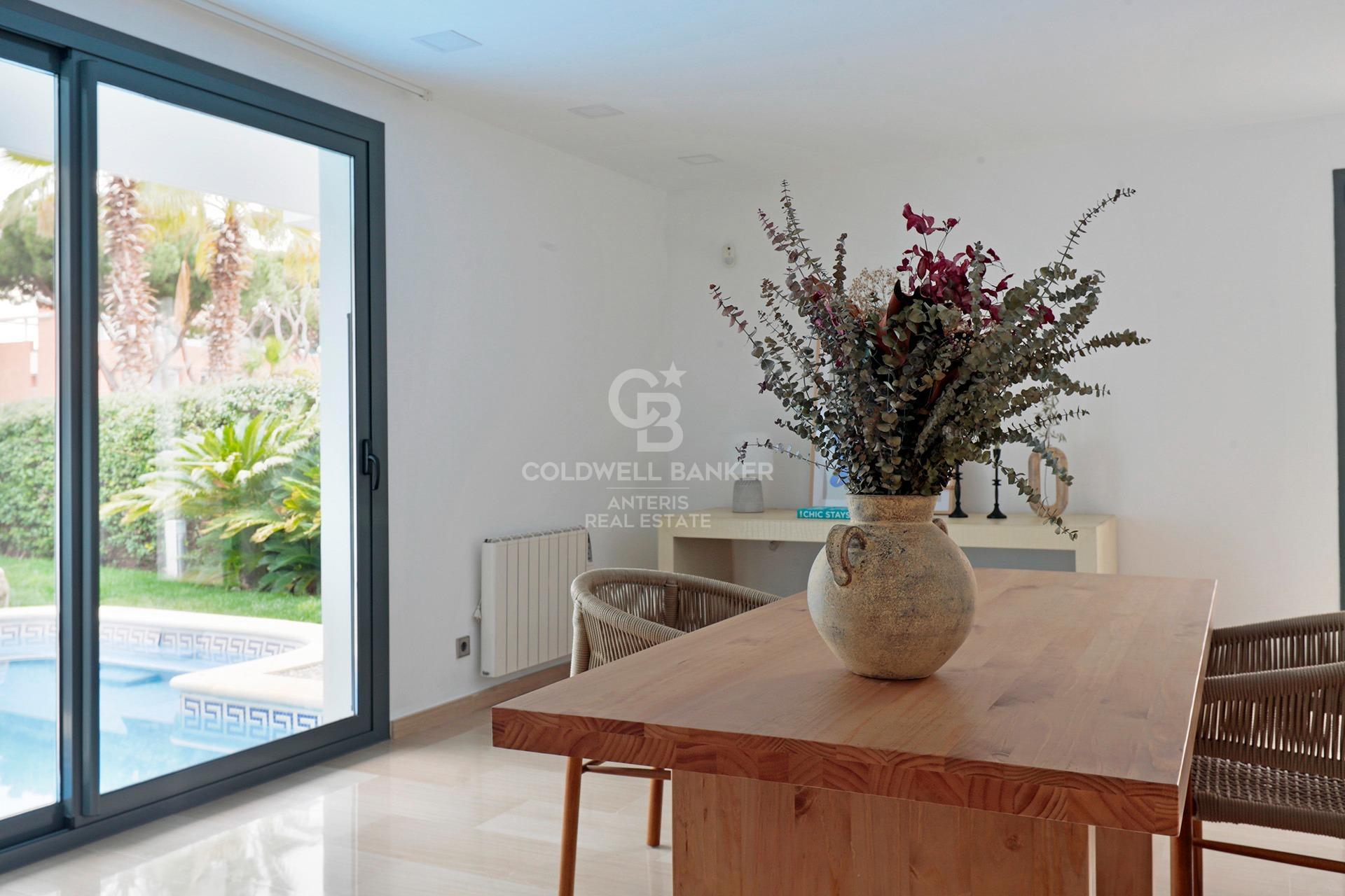 House with pool and large garage on the coast