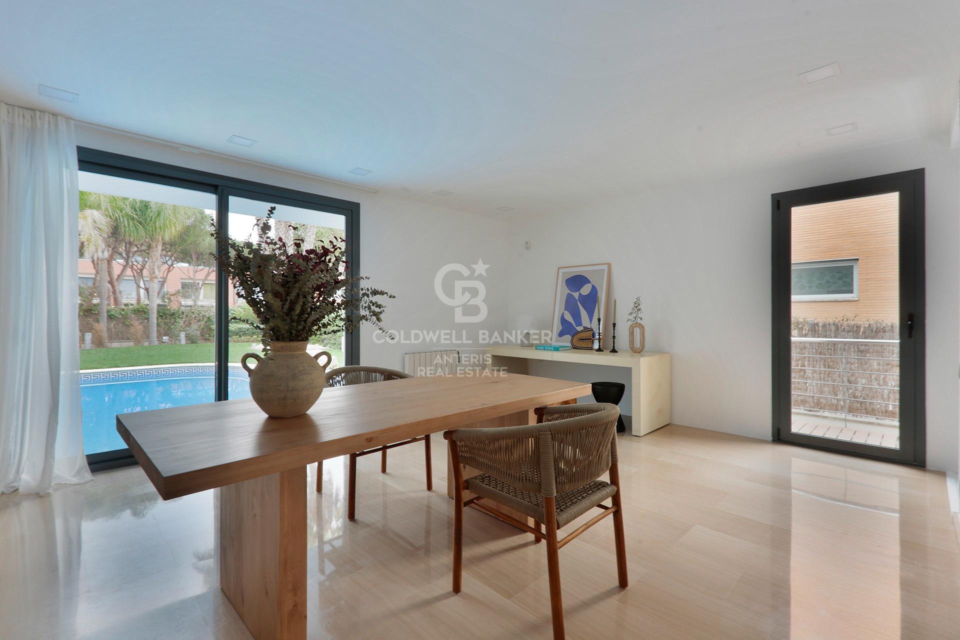 House with pool and large garage on the coast