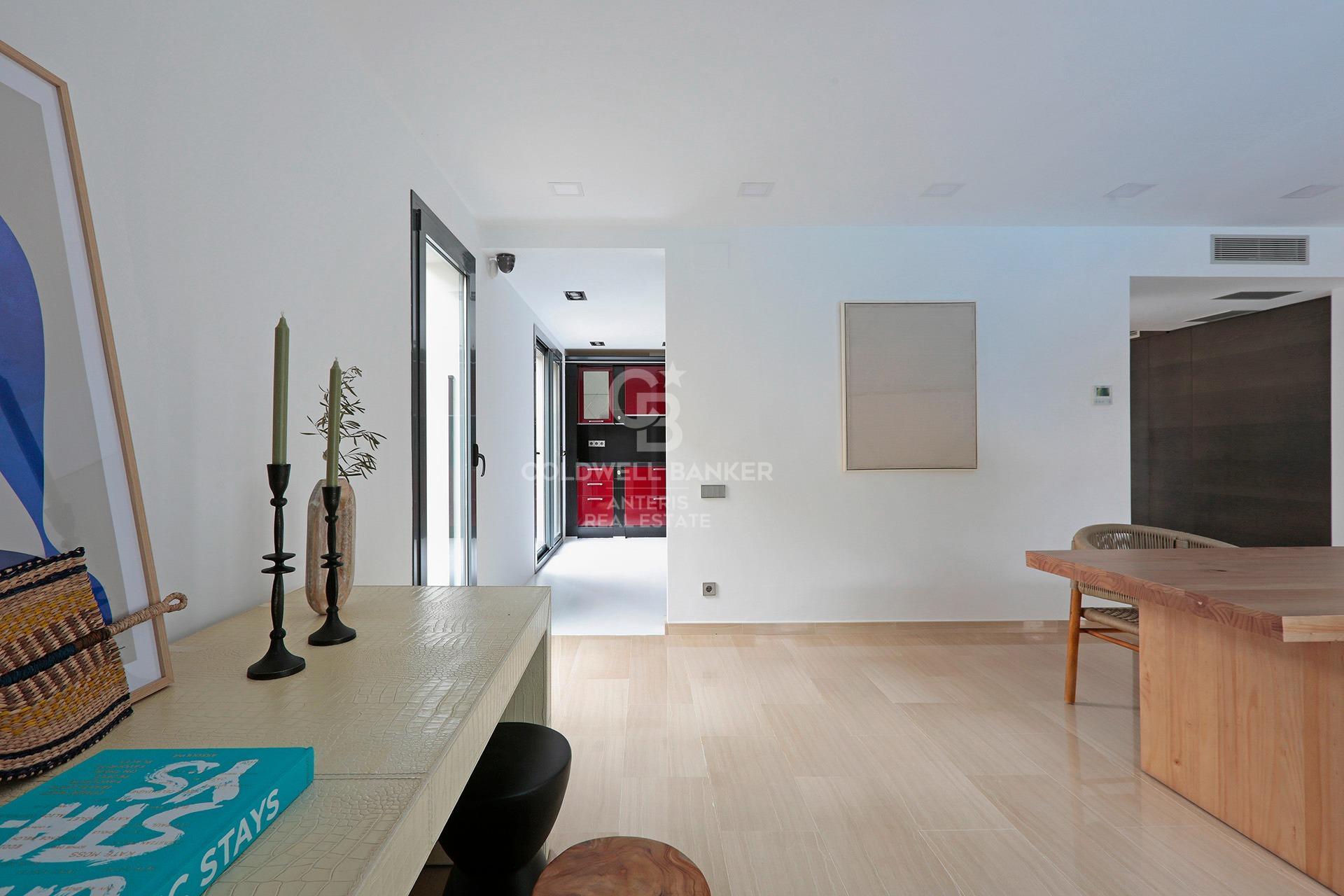 House with pool and large garage on the coast