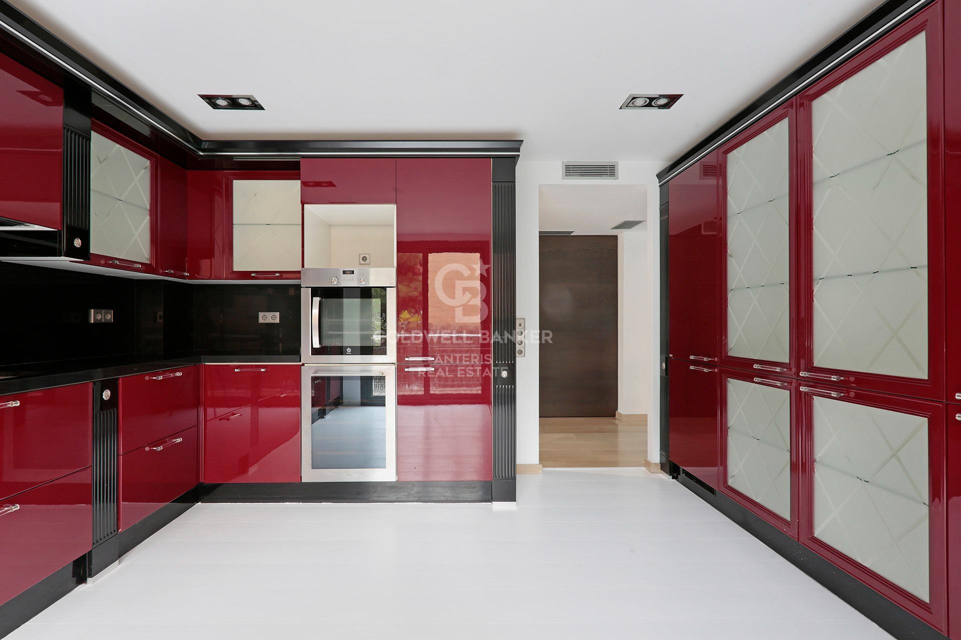 House with pool and large garage on the coast