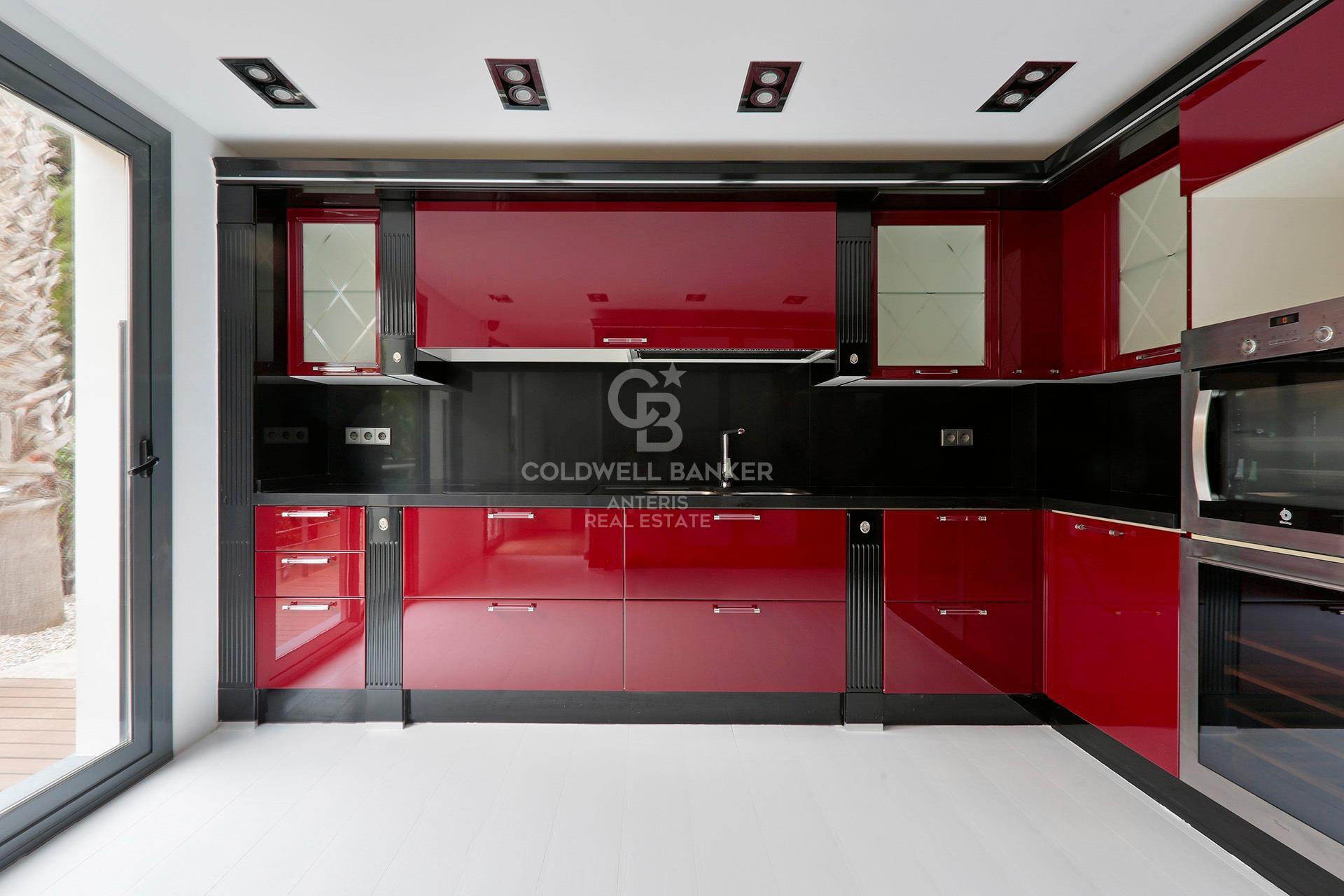 House with pool and large garage on the coast