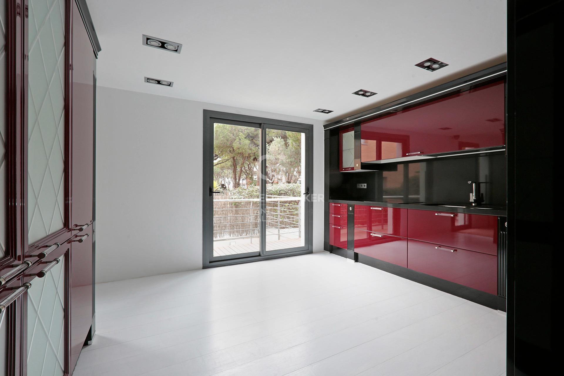 House with pool and large garage on the coast