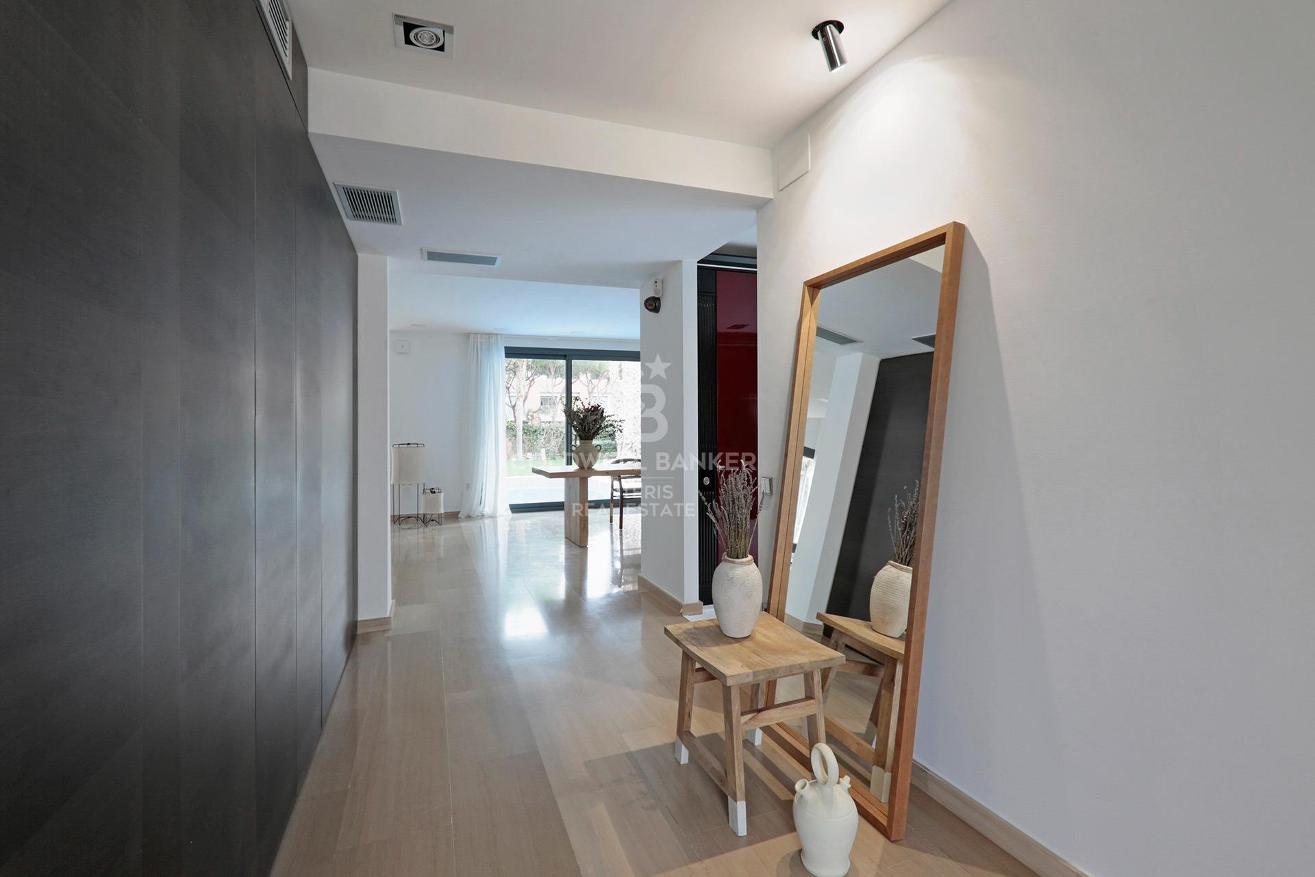 House with pool and large garage on the coast