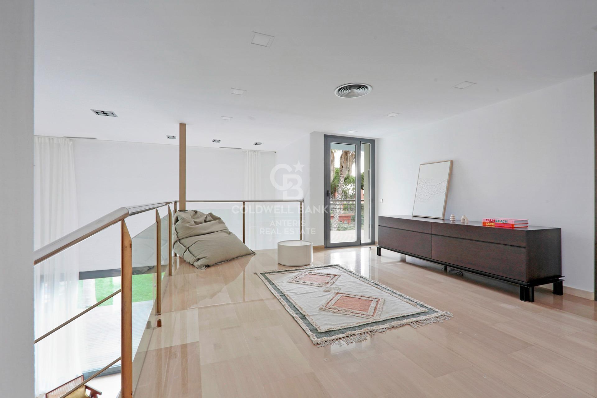 House with pool and large garage on the coast