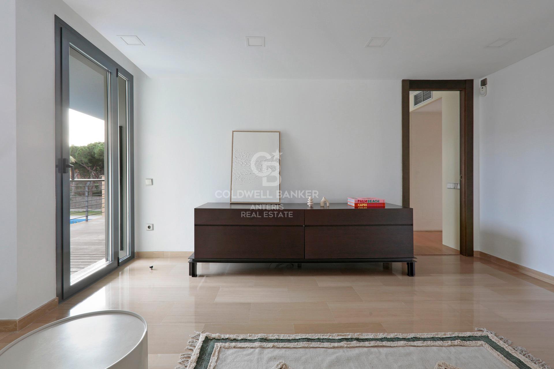 House with pool and large garage on the coast