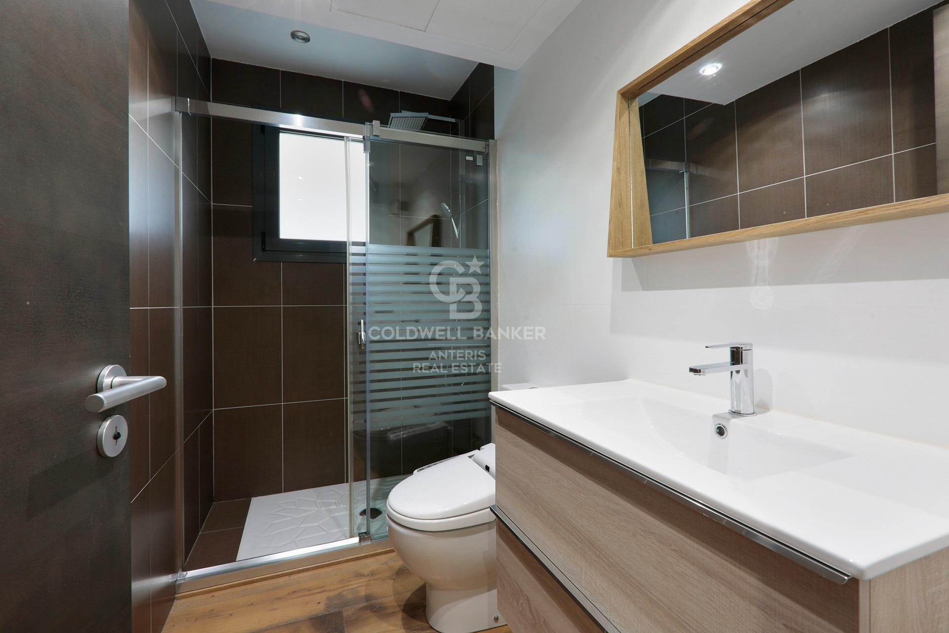 House with pool and large garage on the coast