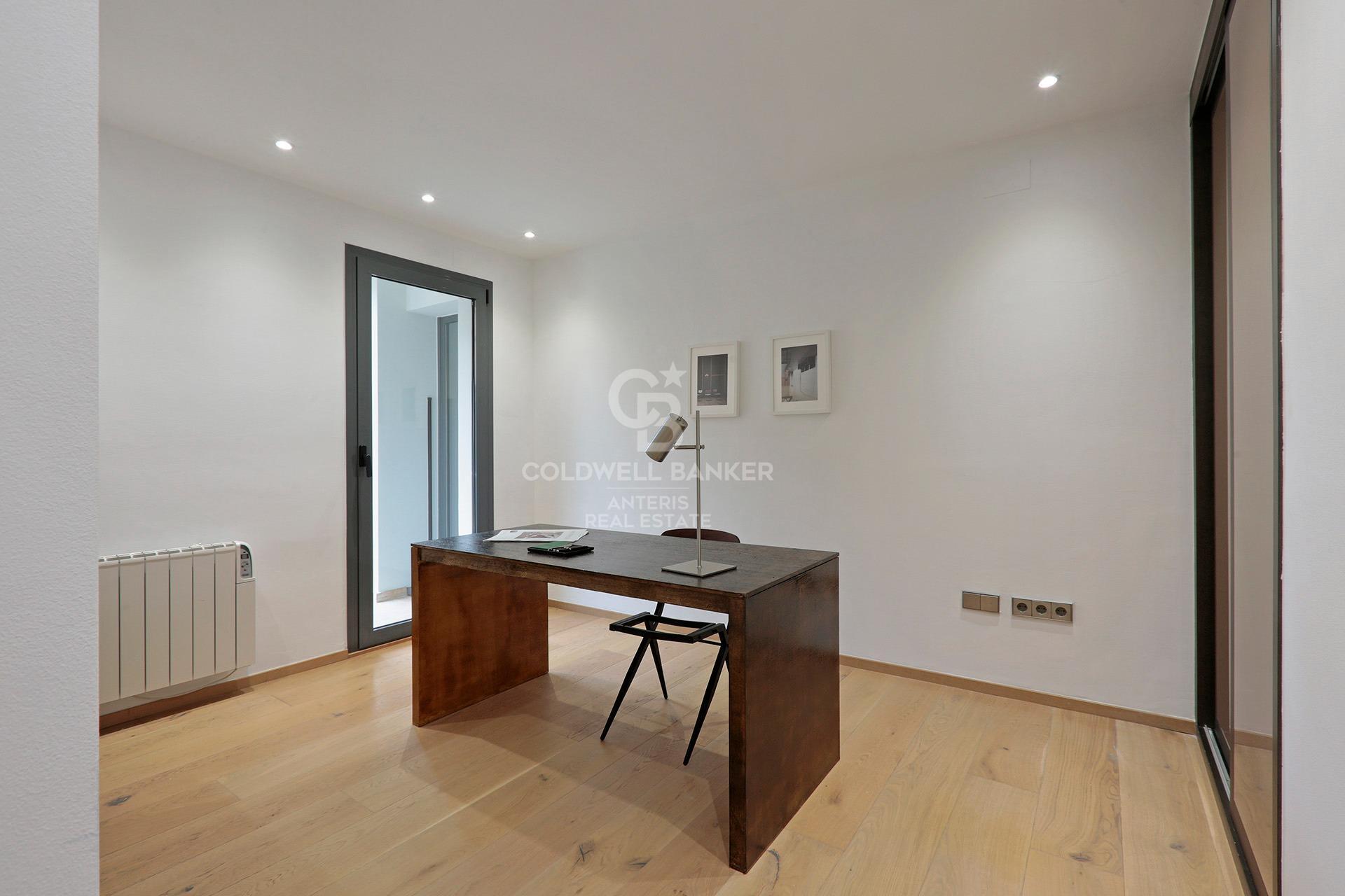 House with pool and large garage on the coast