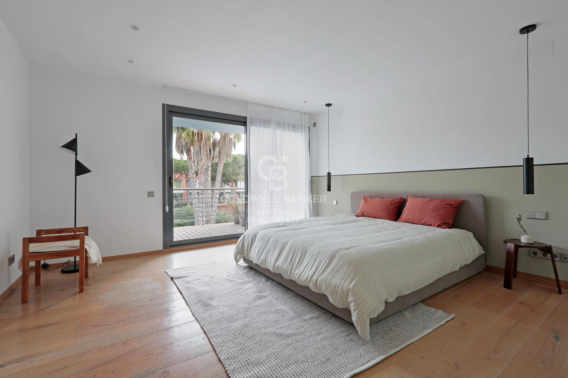 House with pool and large garage on the coast