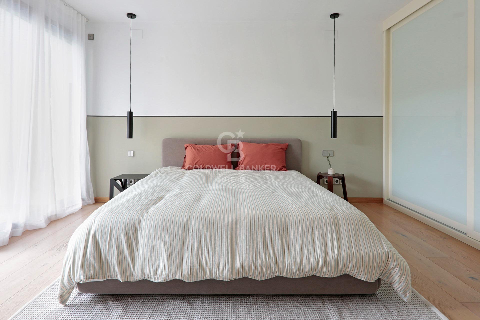 House with pool and large garage on the coast