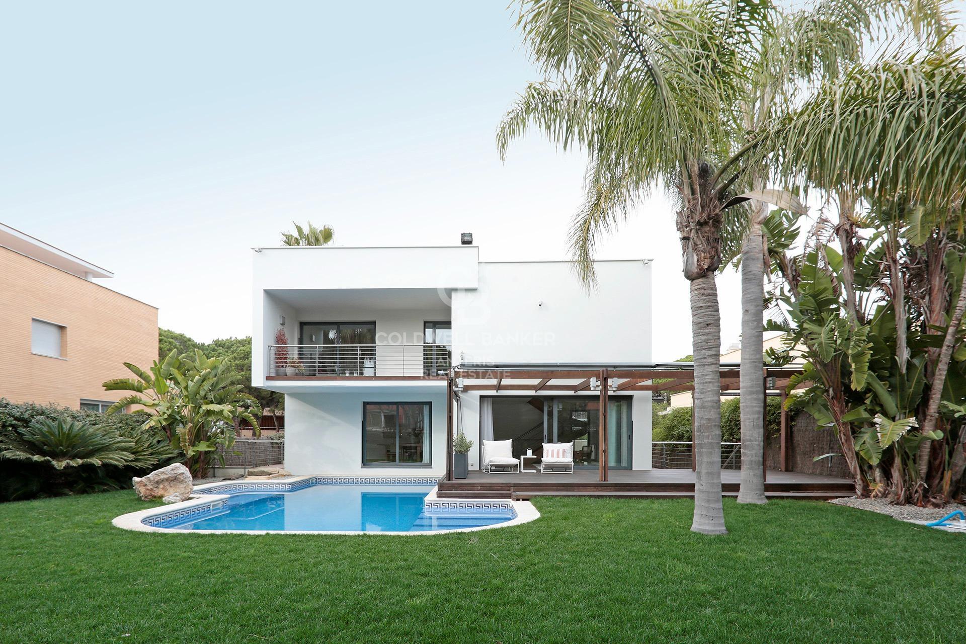 House with pool and large garage on the coast