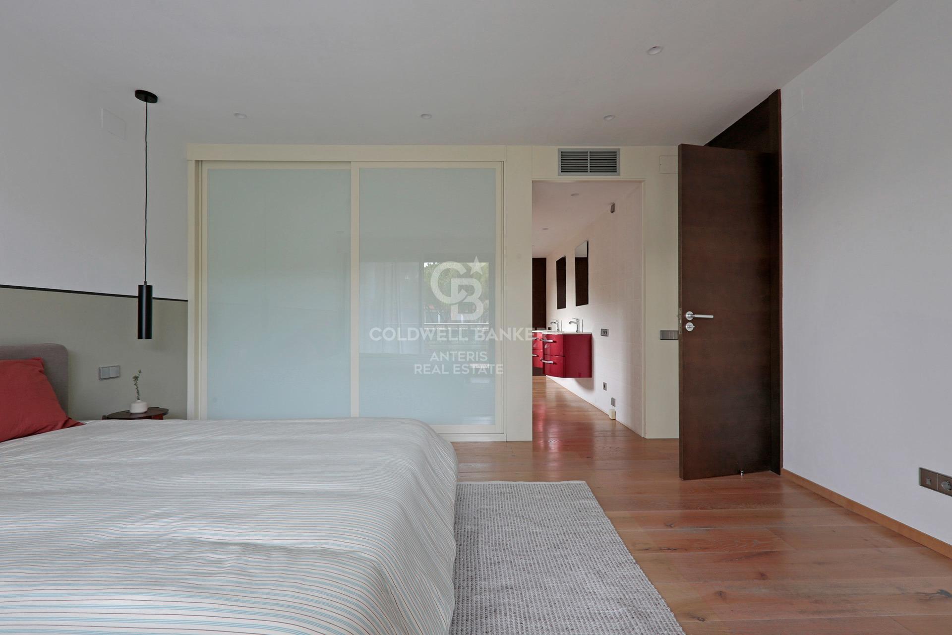 House with pool and large garage on the coast