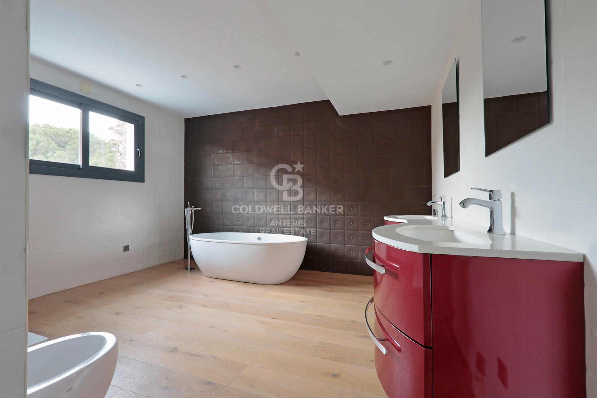 House with pool and large garage on the coast