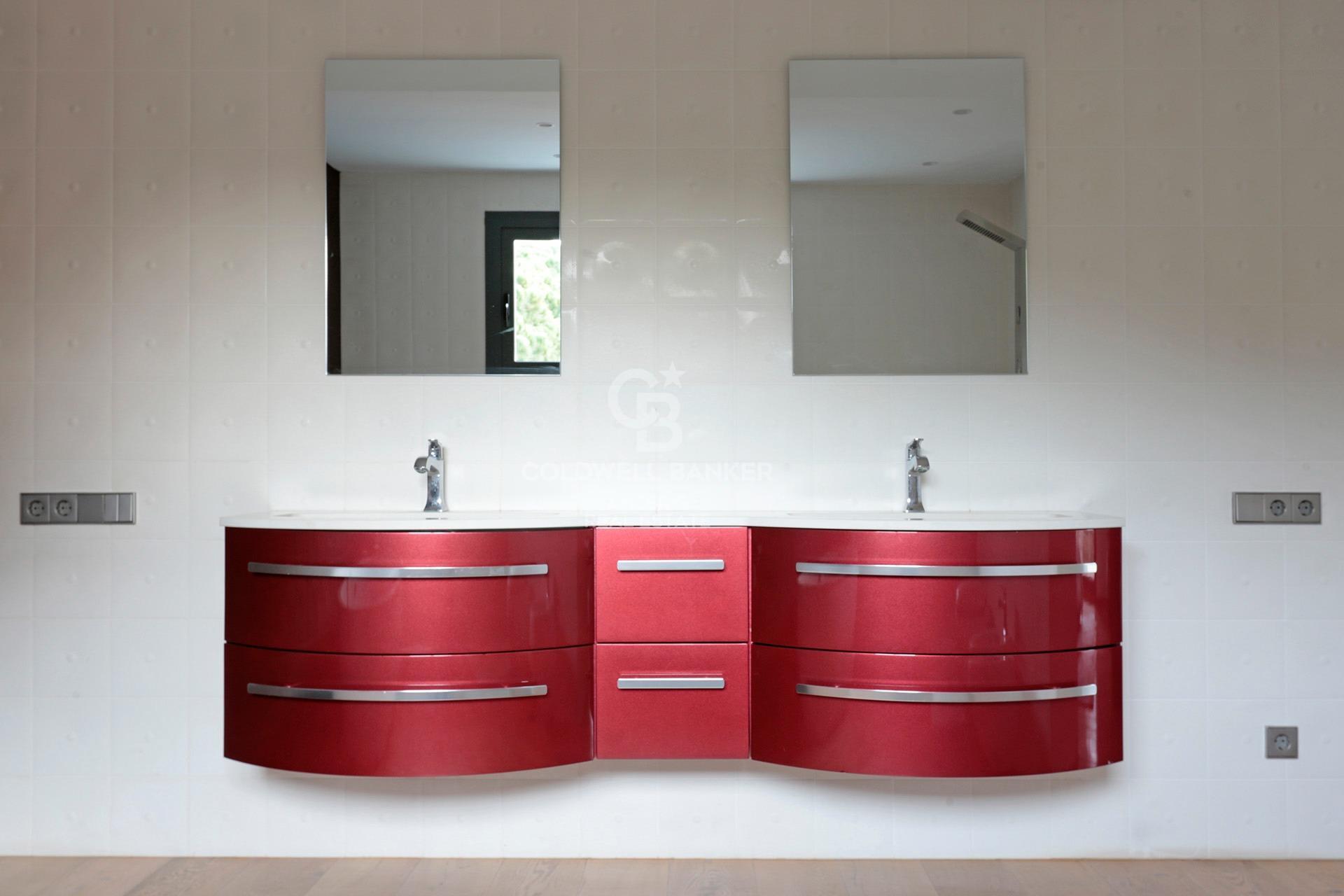 House with pool and large garage on the coast