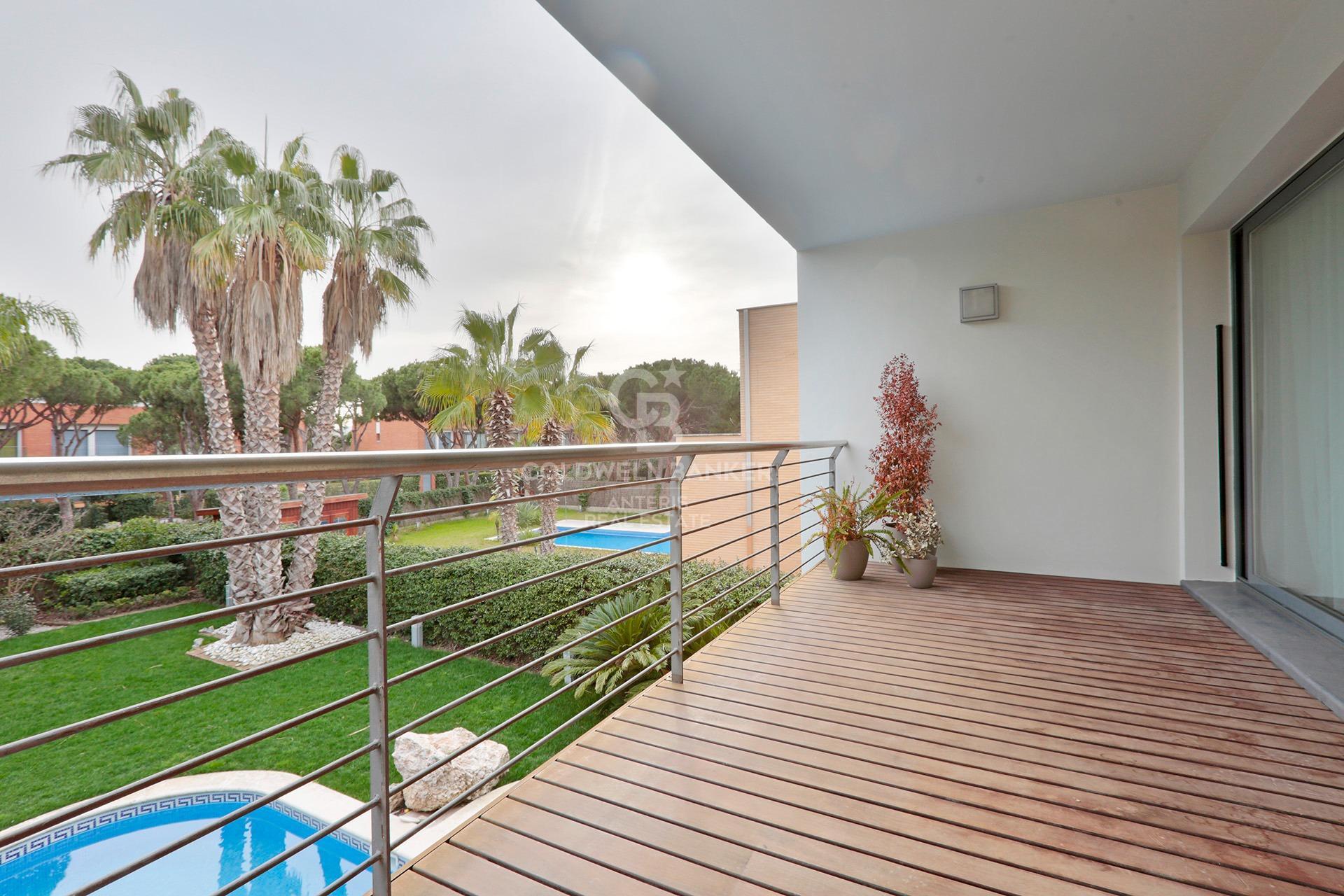House with pool and large garage on the coast