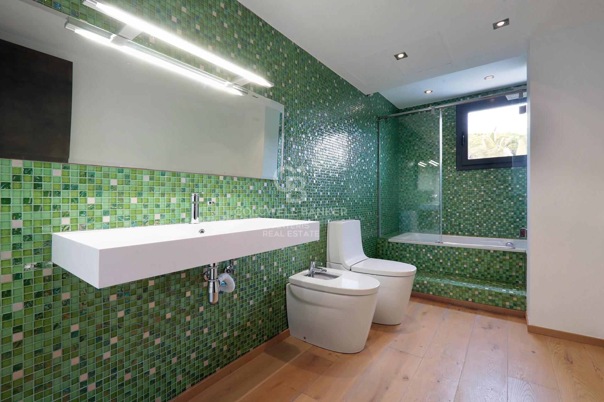 House with pool and large garage on the coast