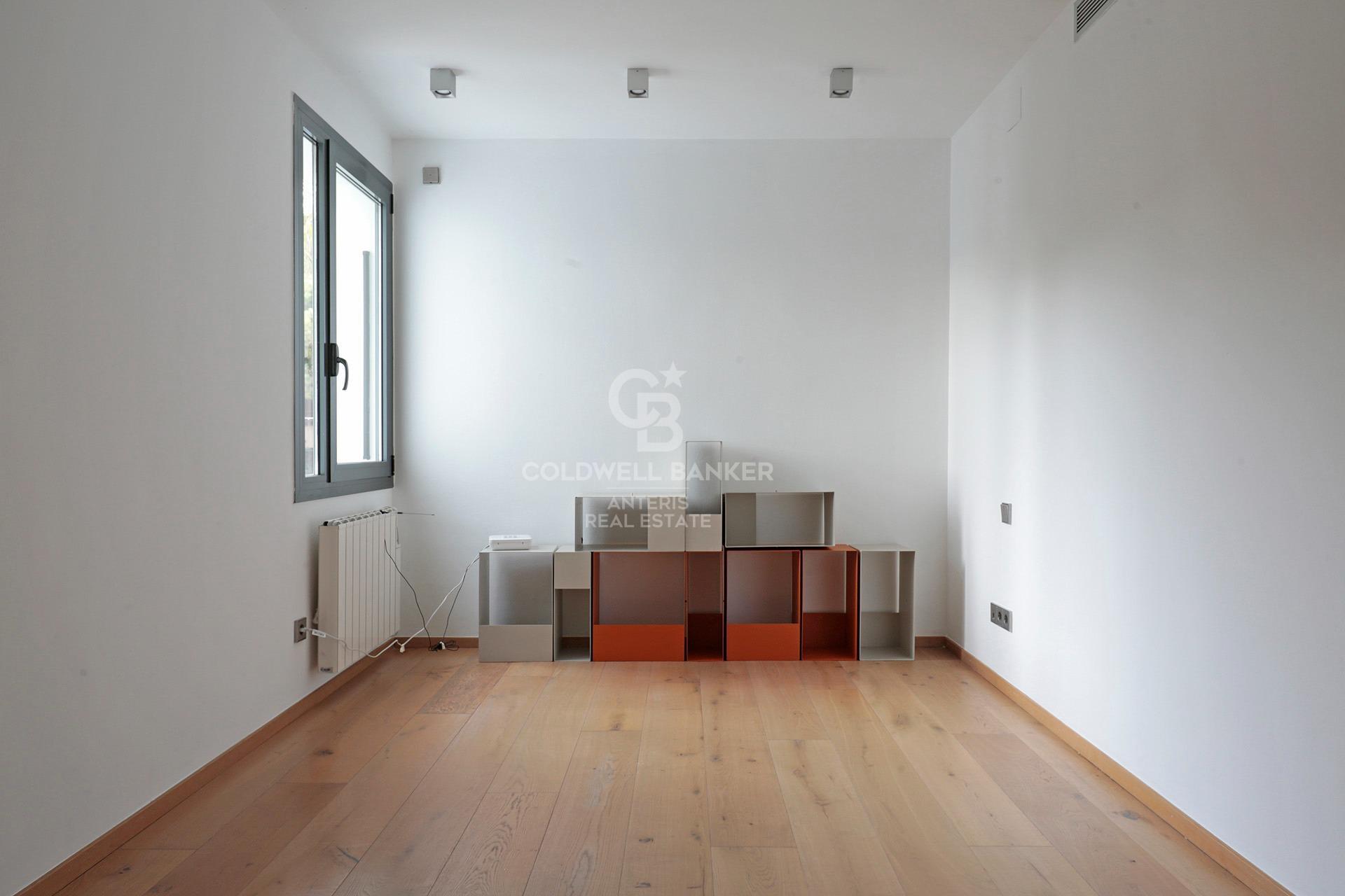 House with pool and large garage on the coast