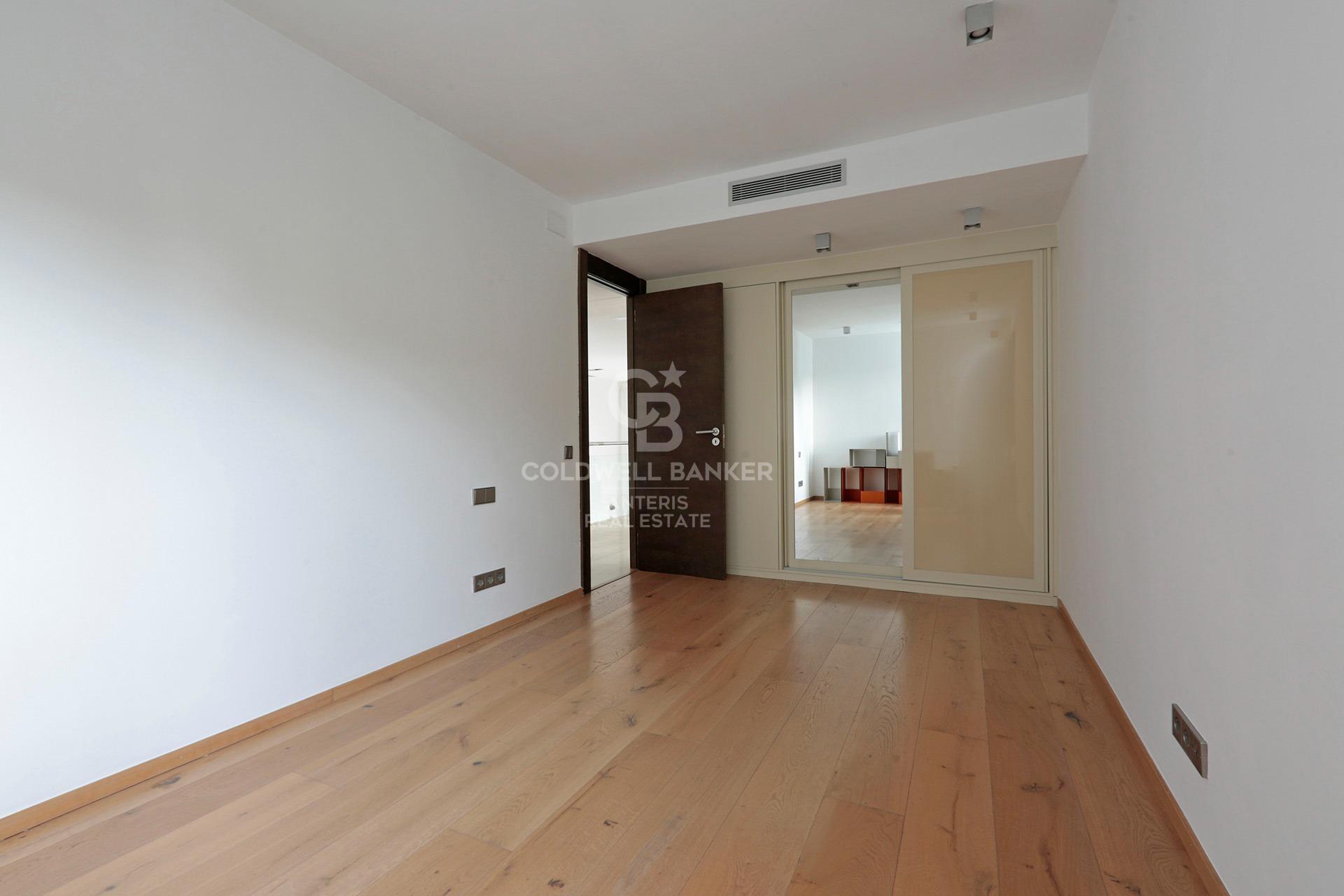 House with pool and large garage on the coast