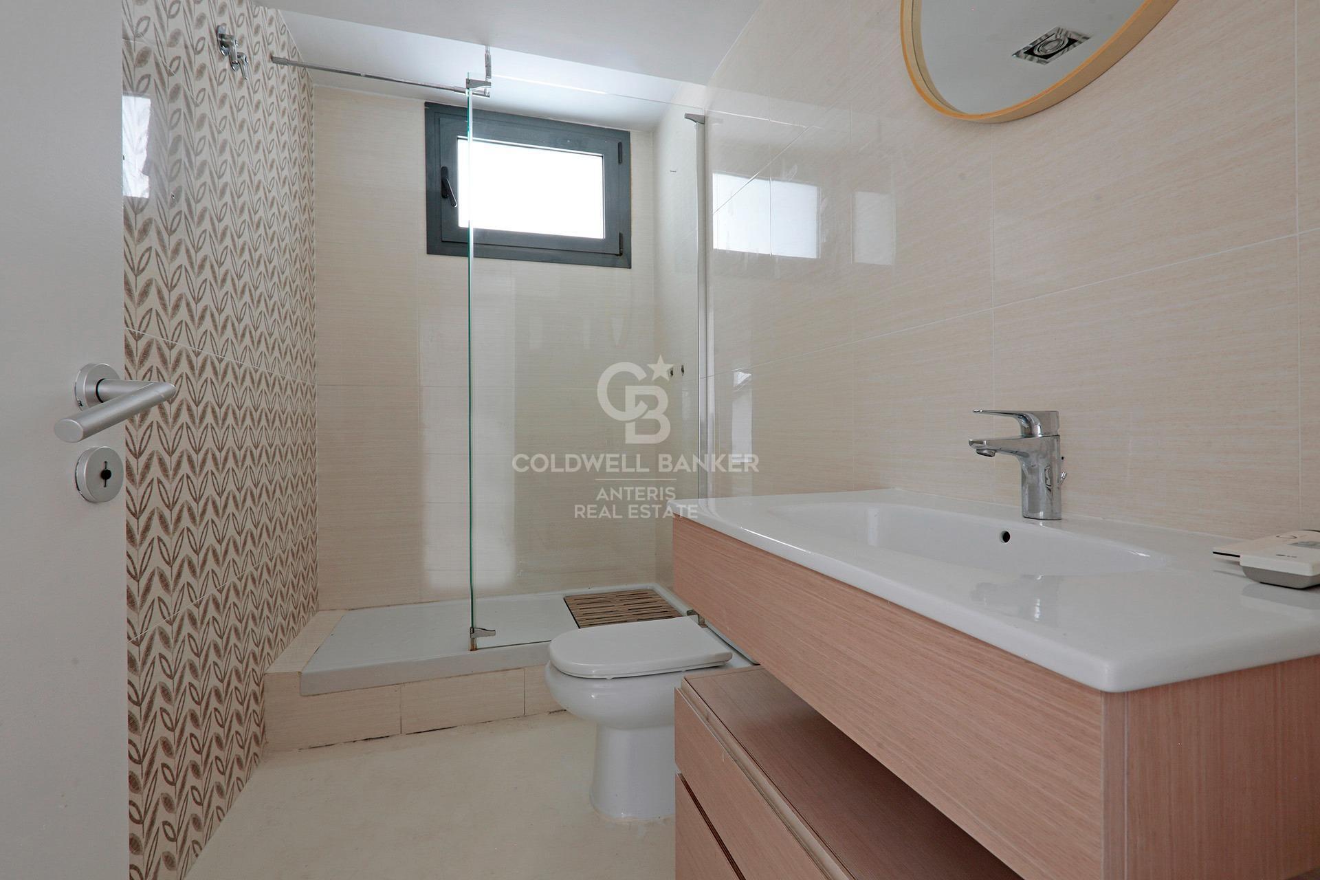 House with pool and large garage on the coast