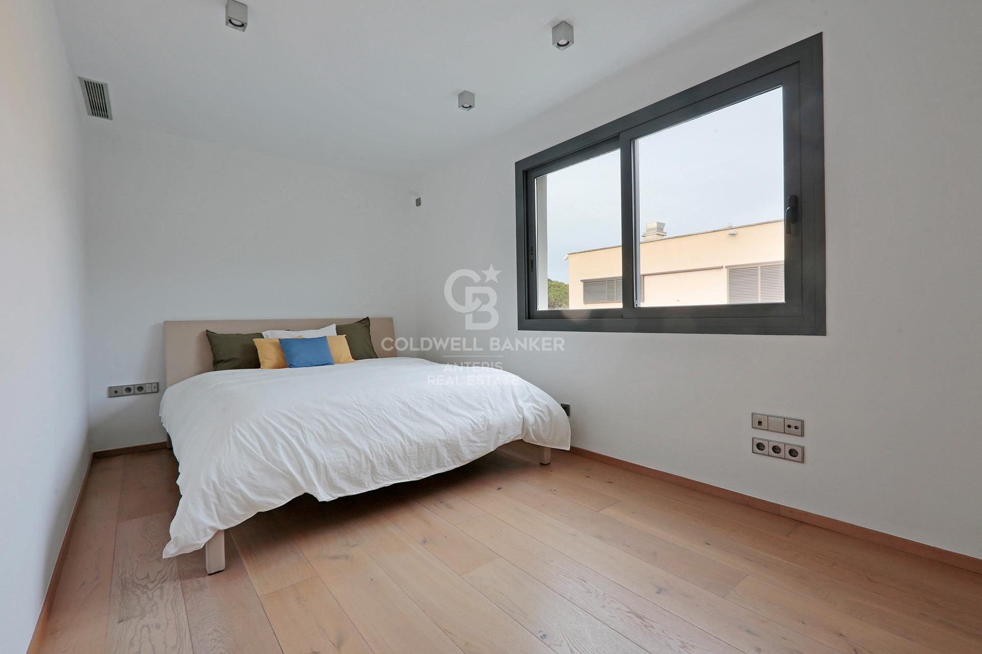 House with pool and large garage on the coast