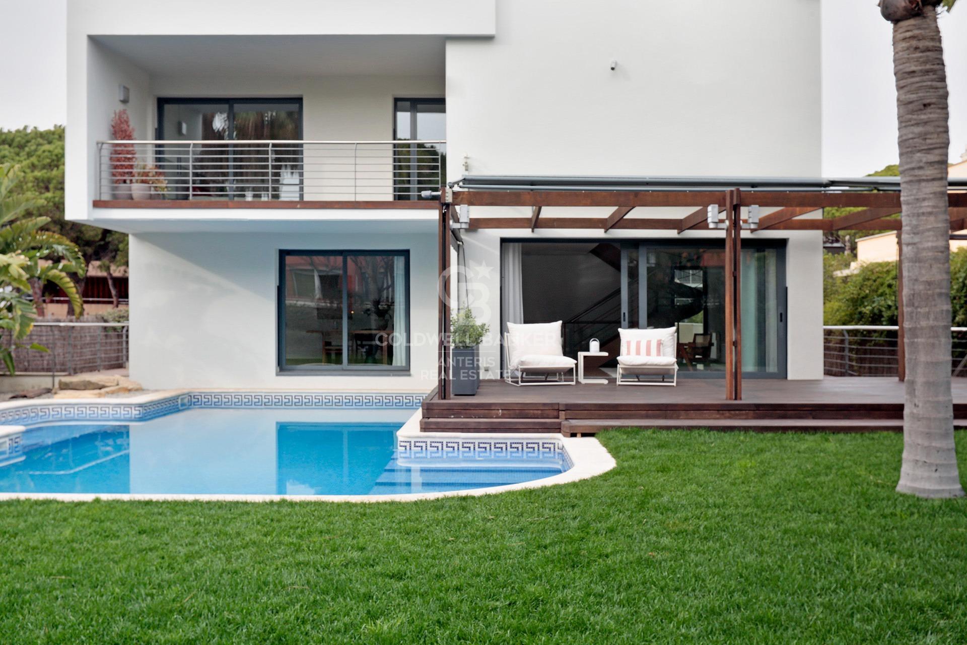 House with pool and large garage on the coast