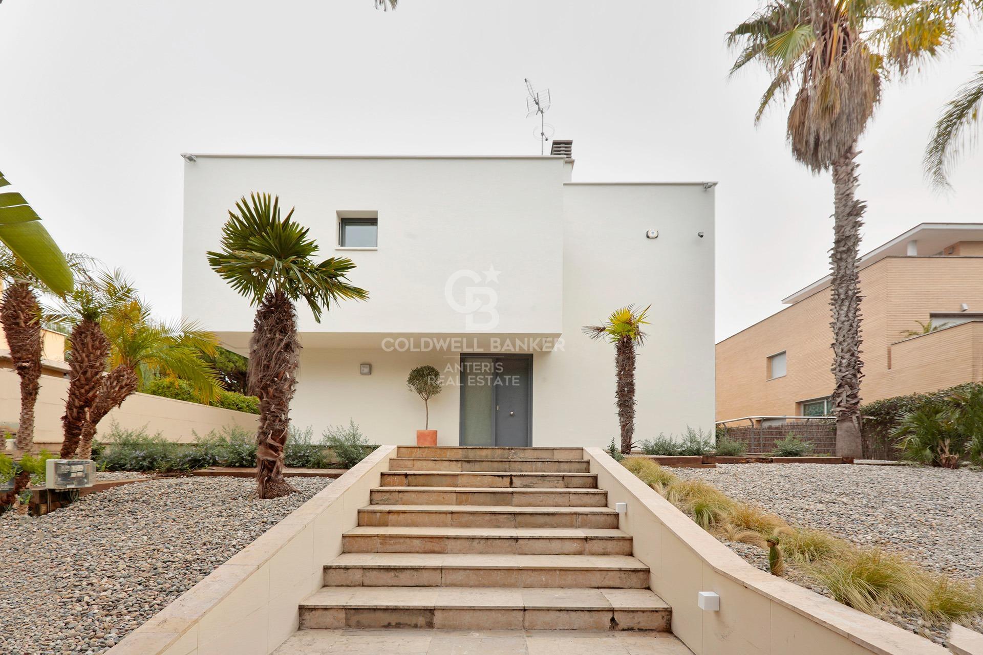 House with pool and large garage on the coast