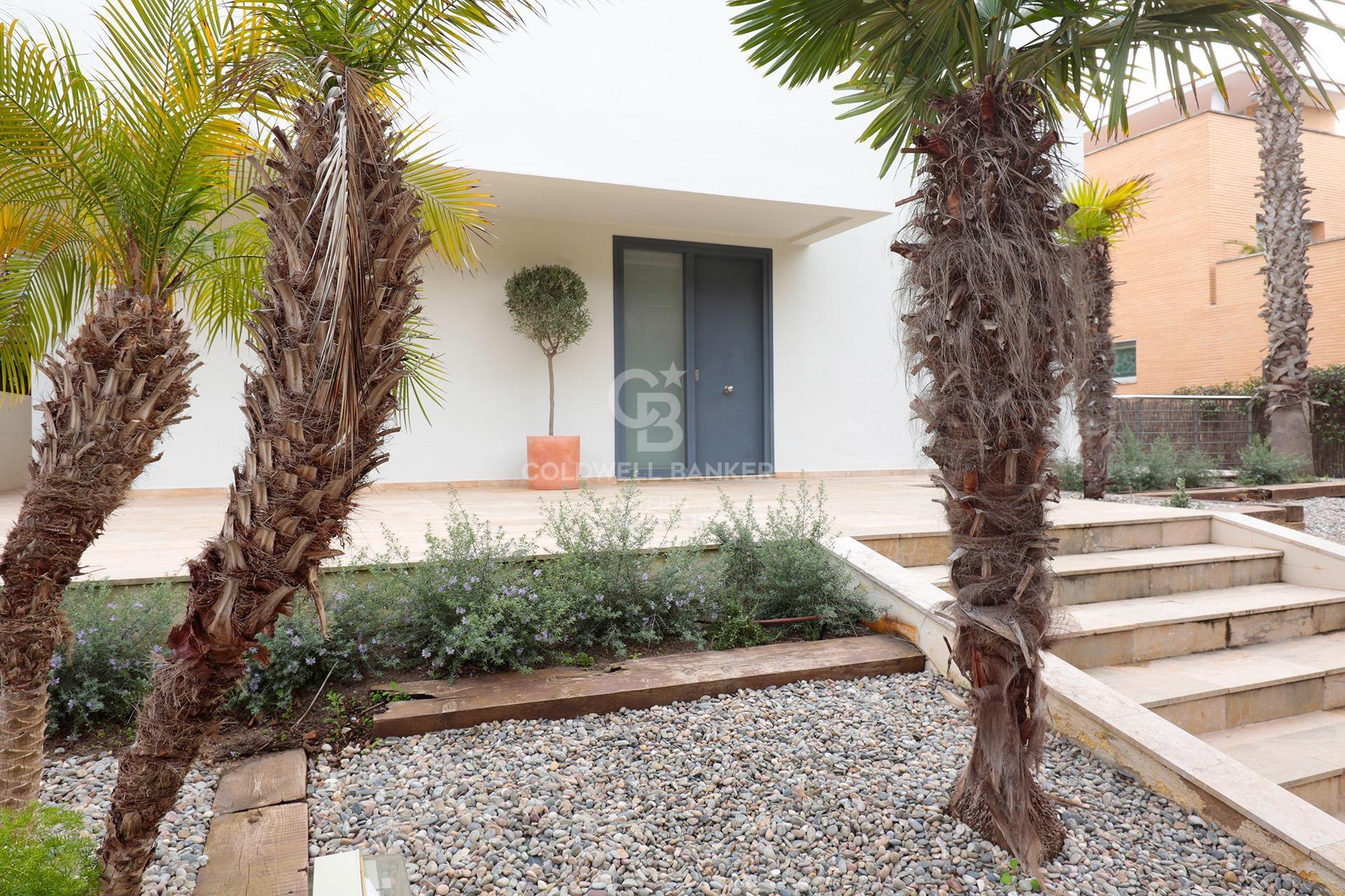 House with pool and large garage on the coast