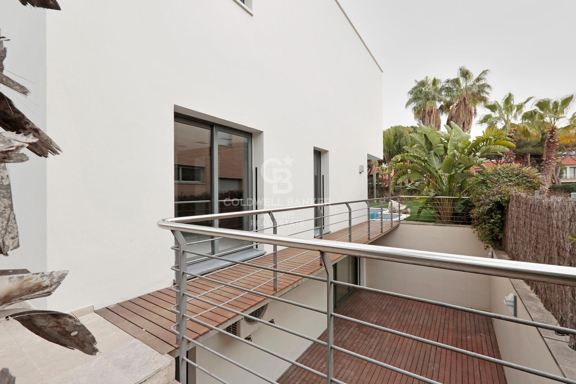 House with pool and large garage on the coast