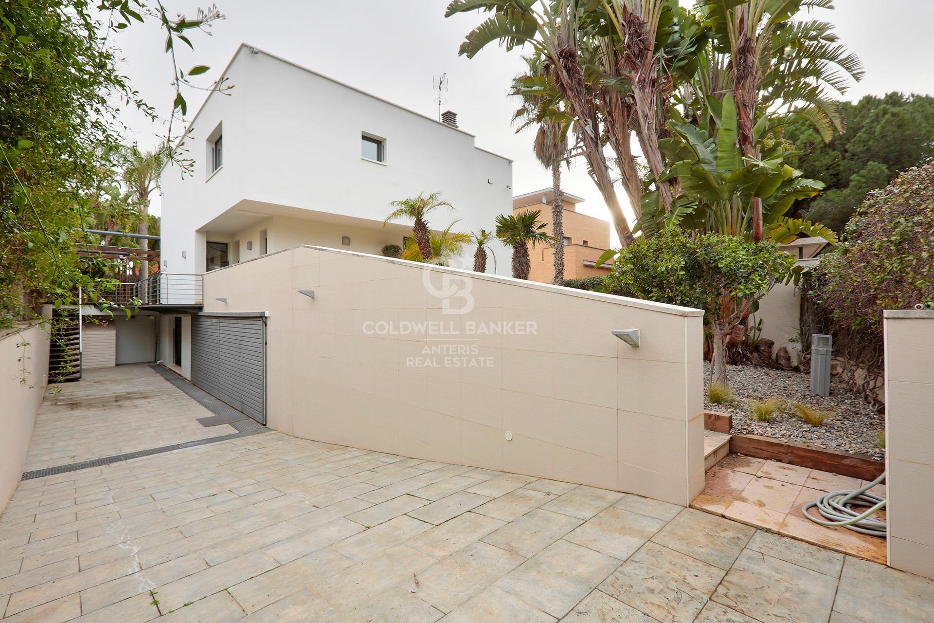 House with pool and large garage on the coast