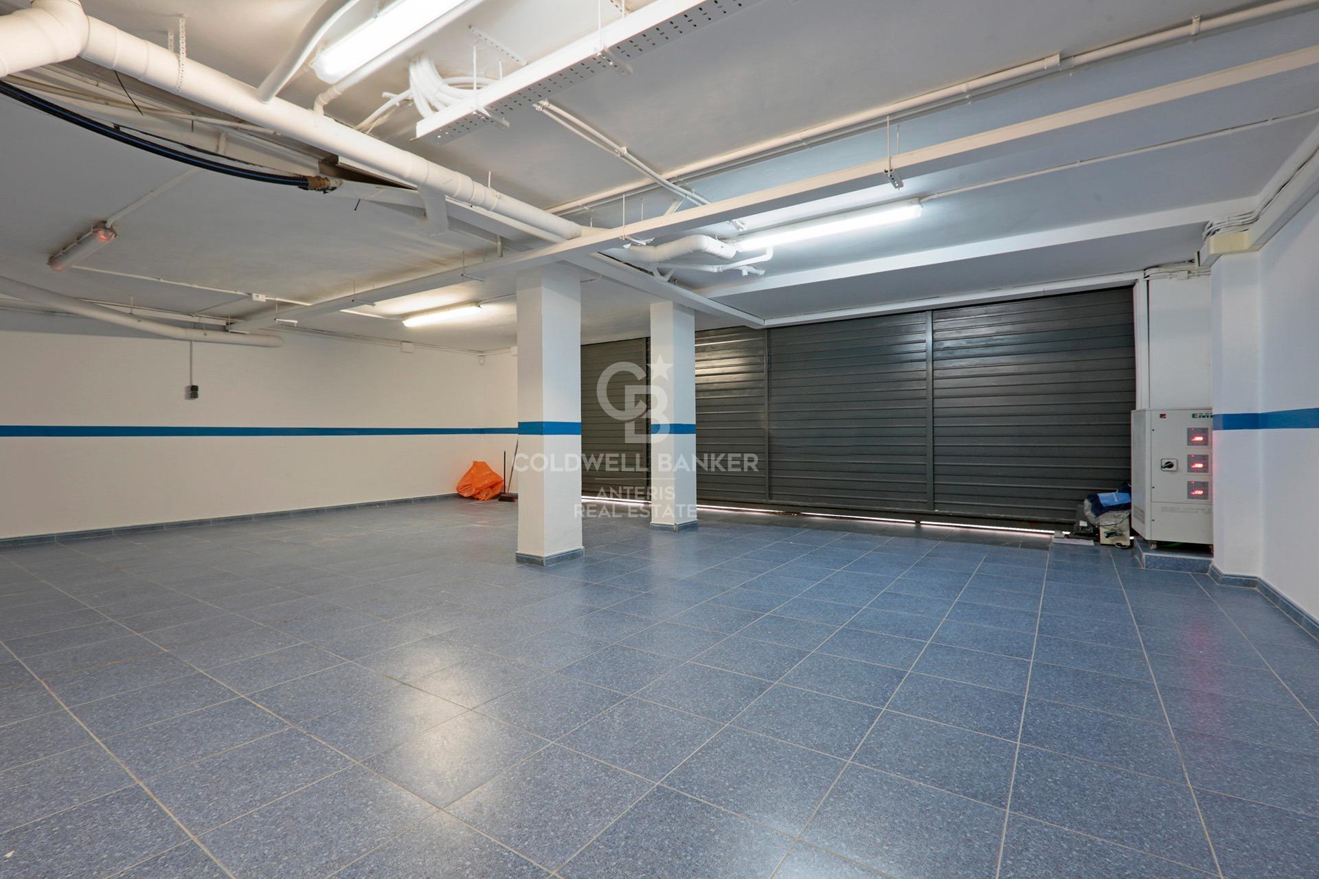 House with pool and large garage on the coast