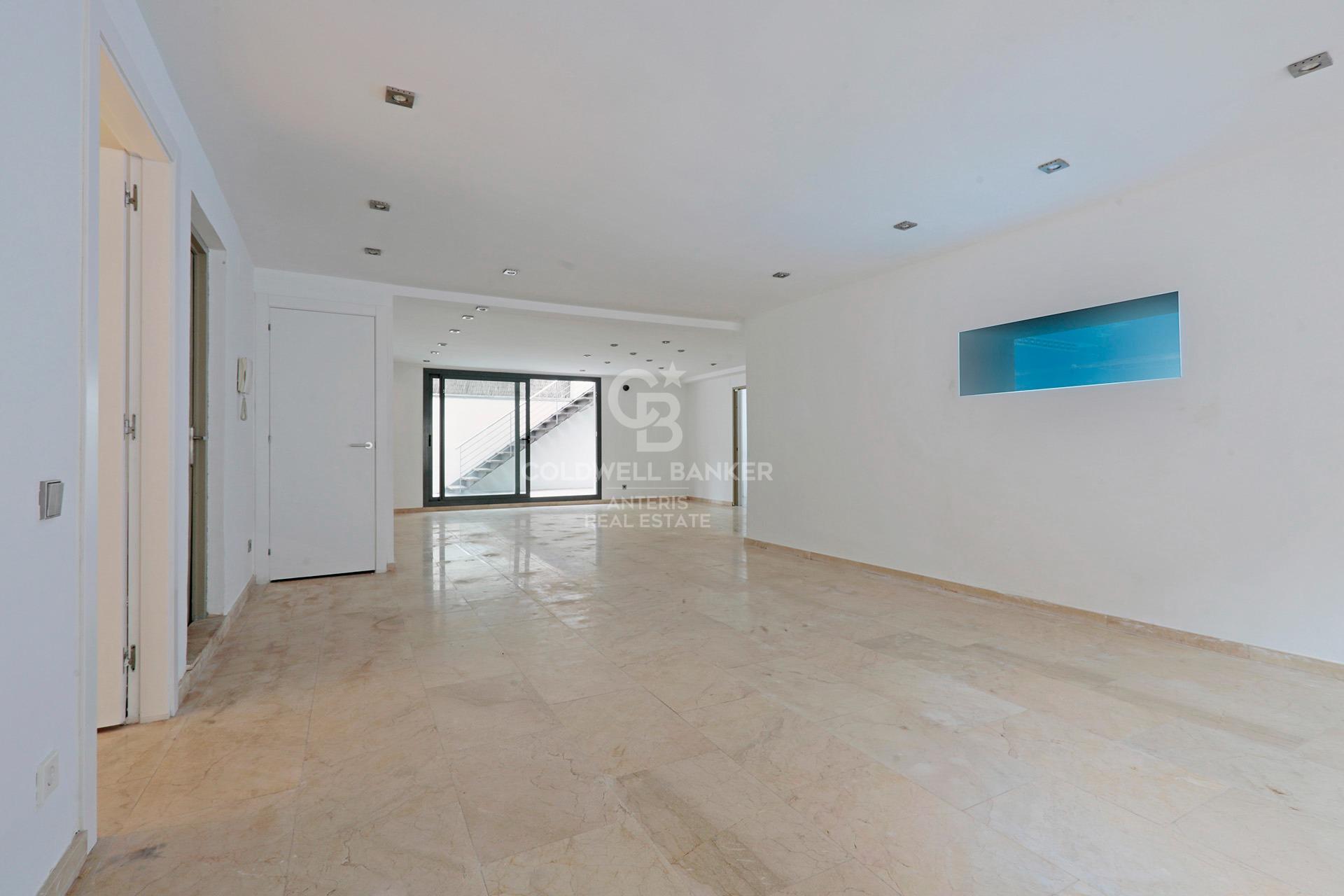 House with pool and large garage on the coast