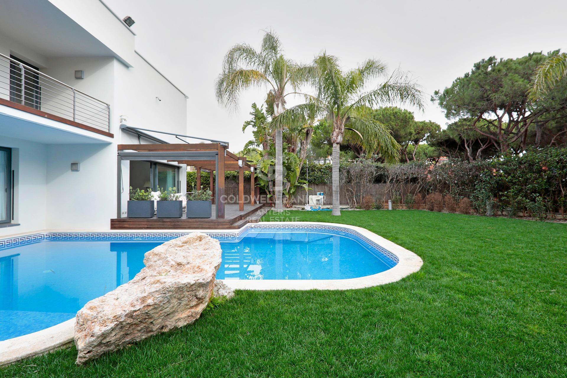 House with pool and large garage on the coast