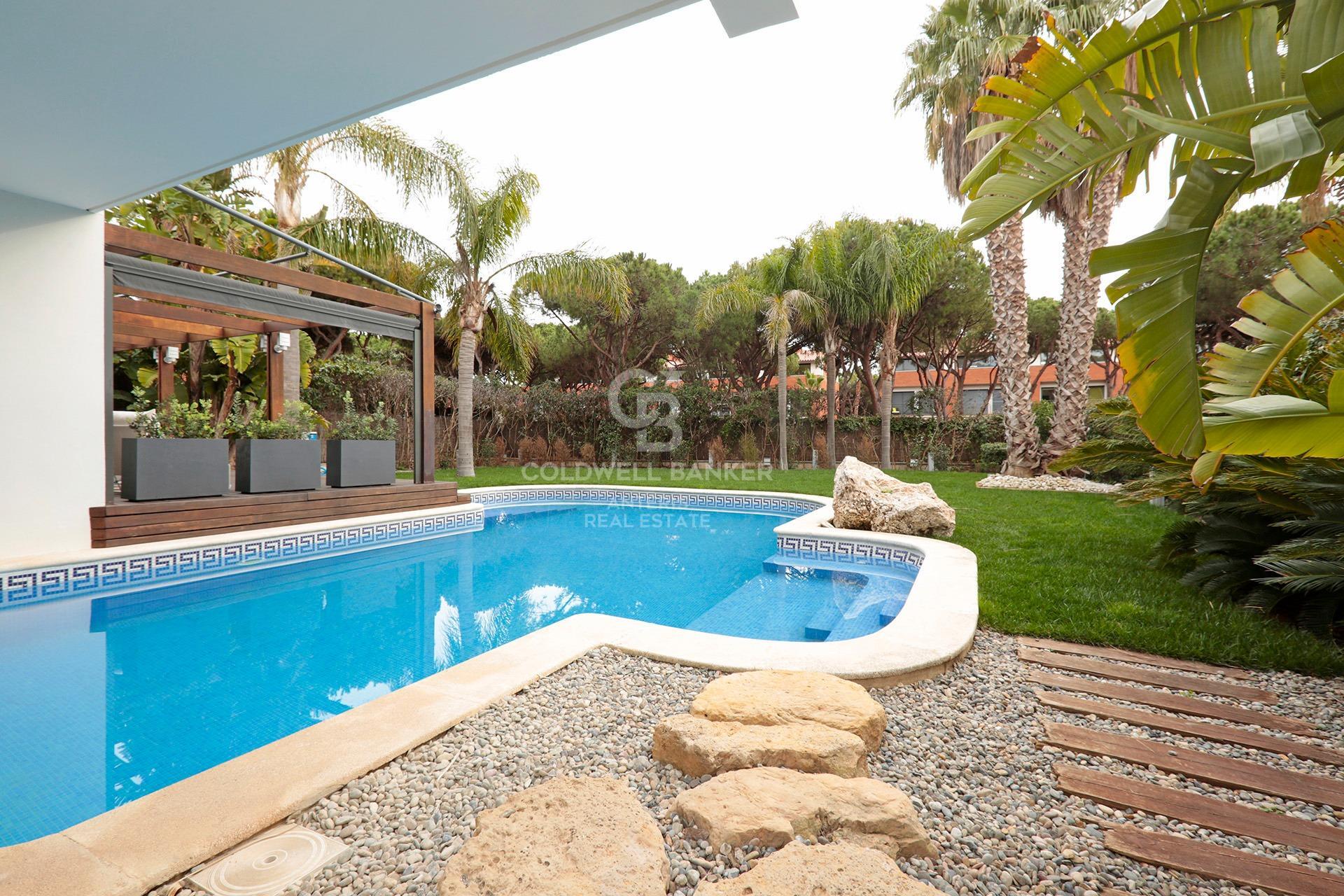 House with pool and large garage on the coast