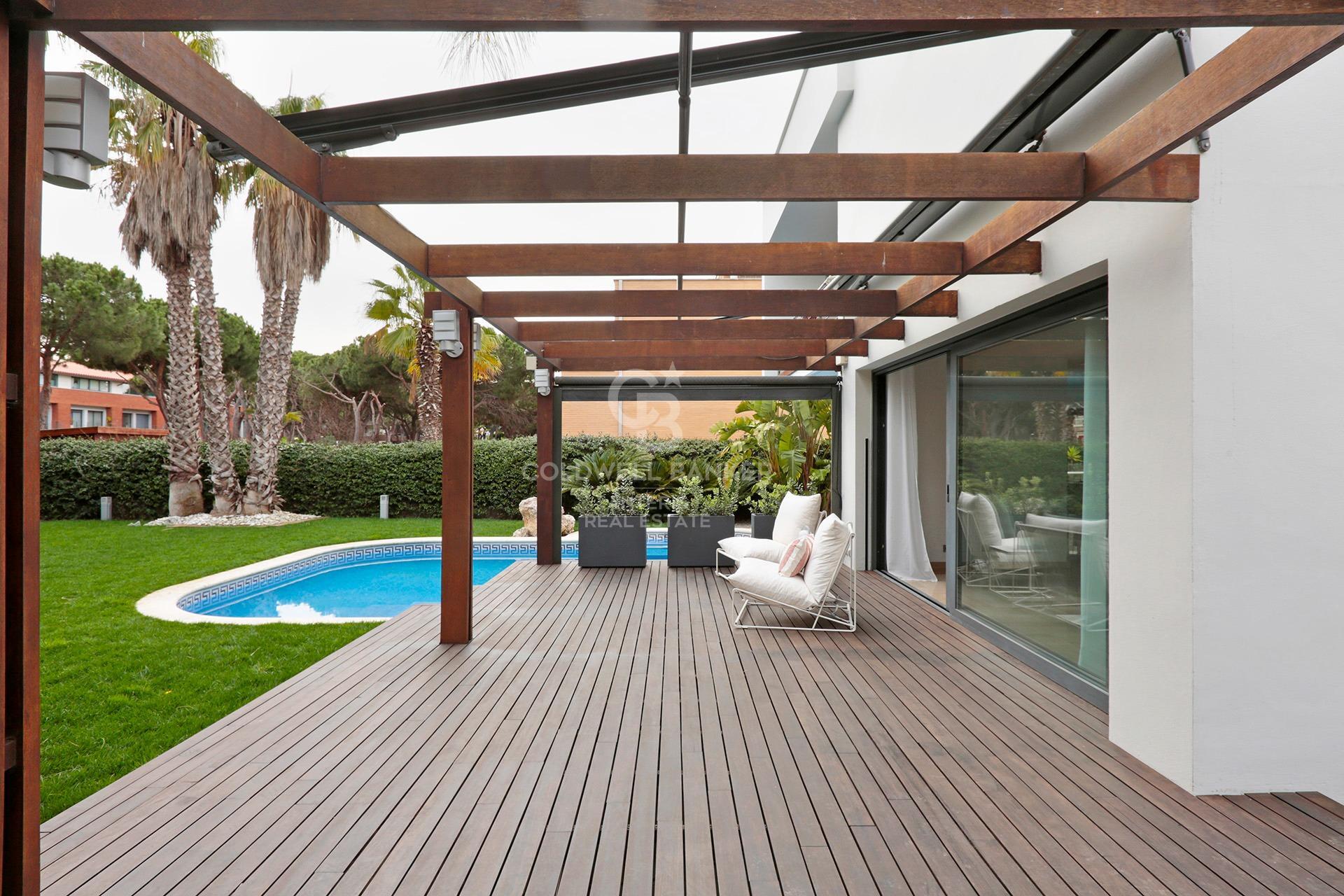 House with pool and large garage on the coast