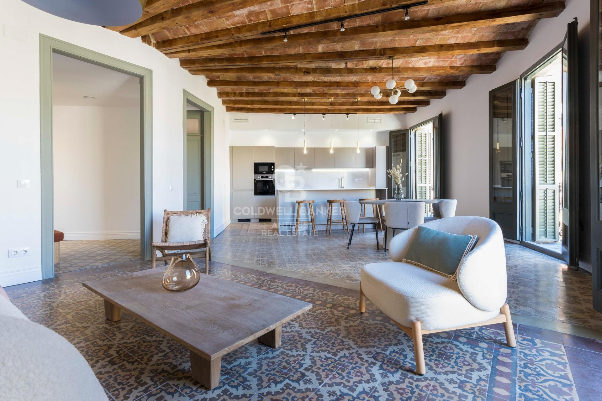 Przestronny, designerski apartament z wysokimi sufitami w Antigua Eixample