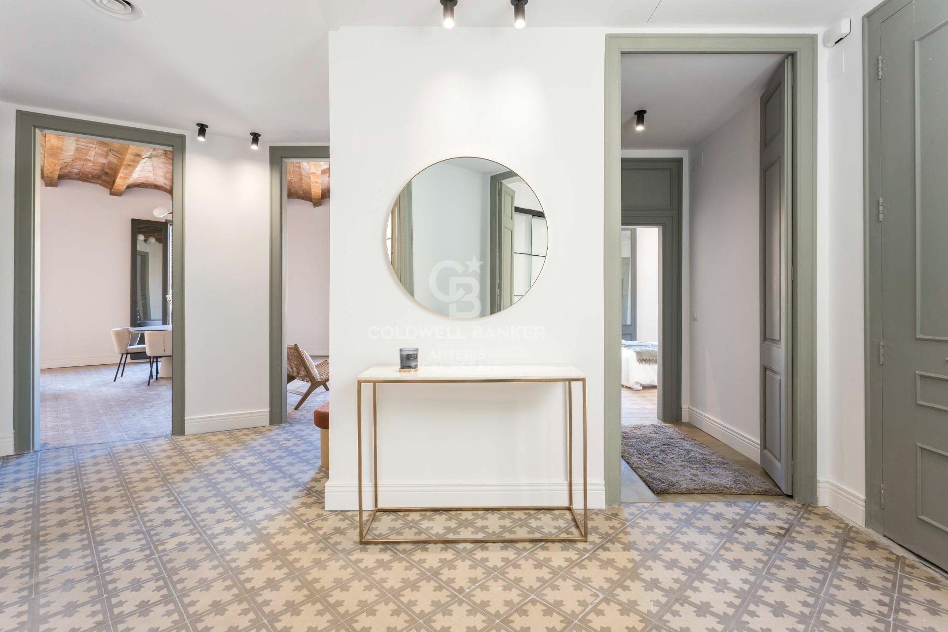 Przestronny, designerski apartament z wysokimi sufitami w Antigua Eixample