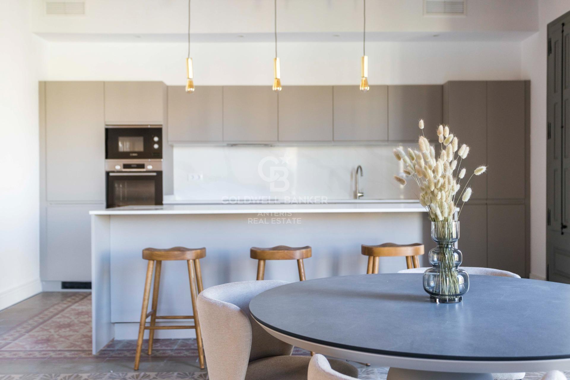 Przestronny, designerski apartament z wysokimi sufitami w Antigua Eixample