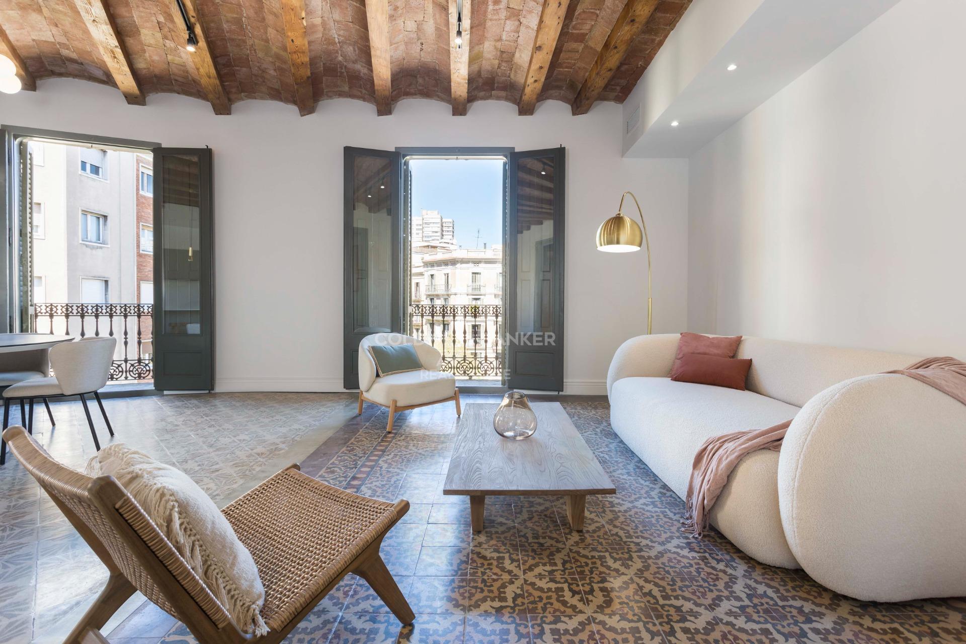 Przestronny, designerski apartament z wysokimi sufitami w Antigua Eixample