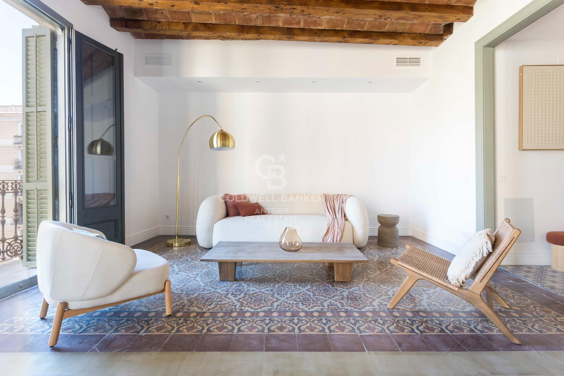 Przestronny, designerski apartament z wysokimi sufitami w Antigua Eixample