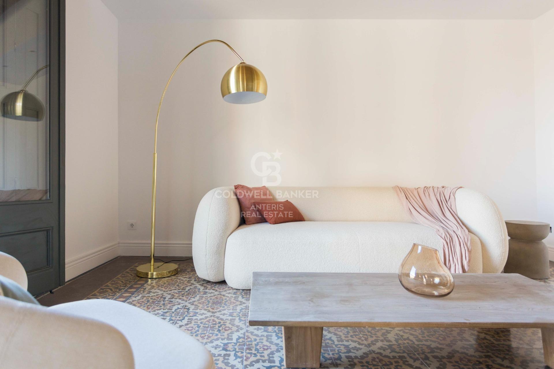 Przestronny, designerski apartament z wysokimi sufitami w Antigua Eixample