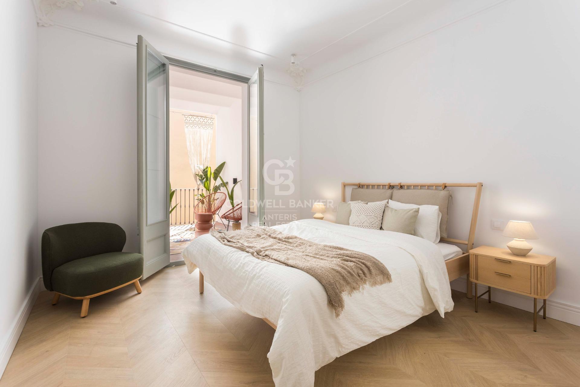 Przestronny, designerski apartament z wysokimi sufitami w Antigua Eixample