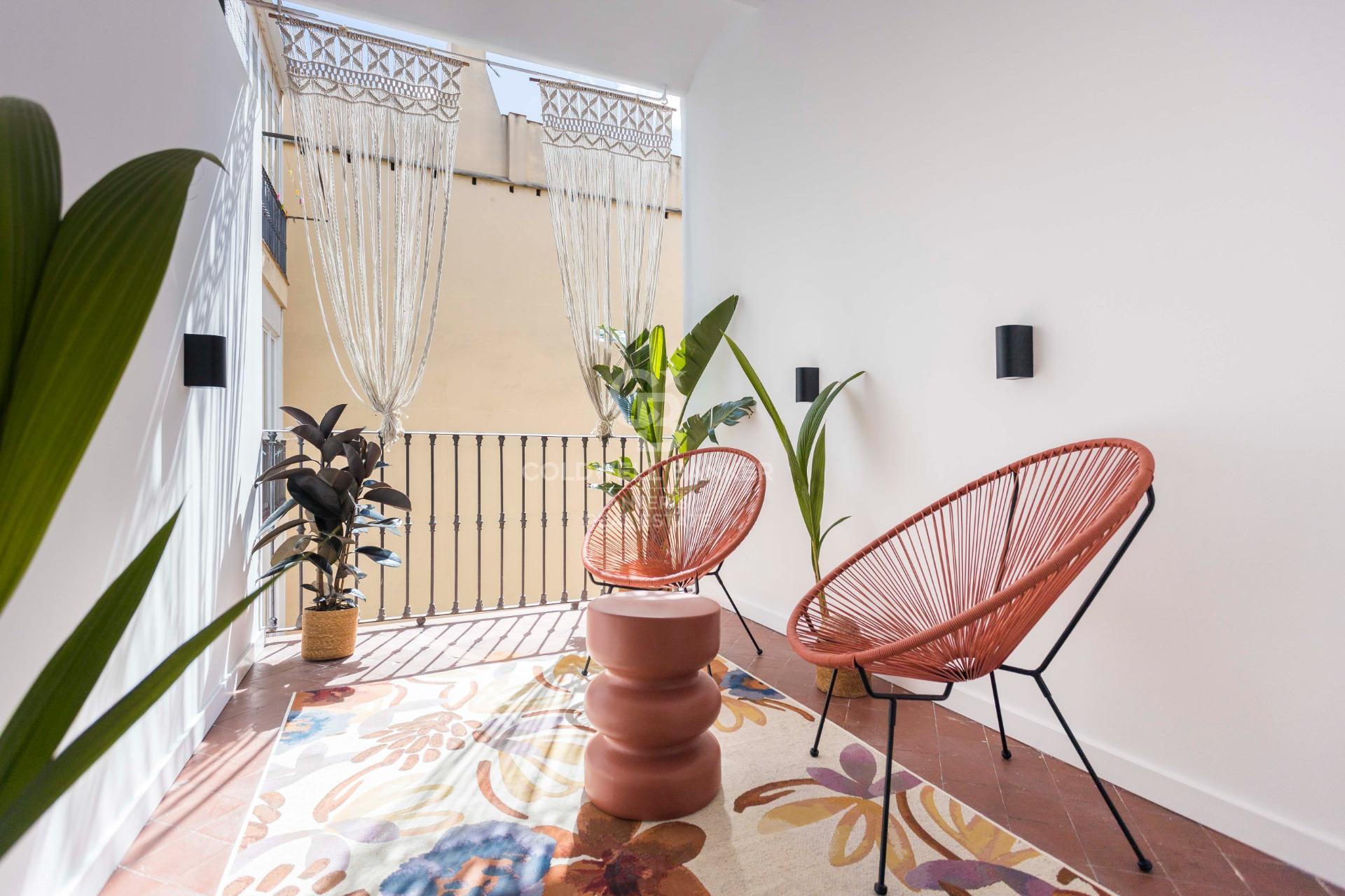 Przestronny, designerski apartament z wysokimi sufitami w Antigua Eixample
