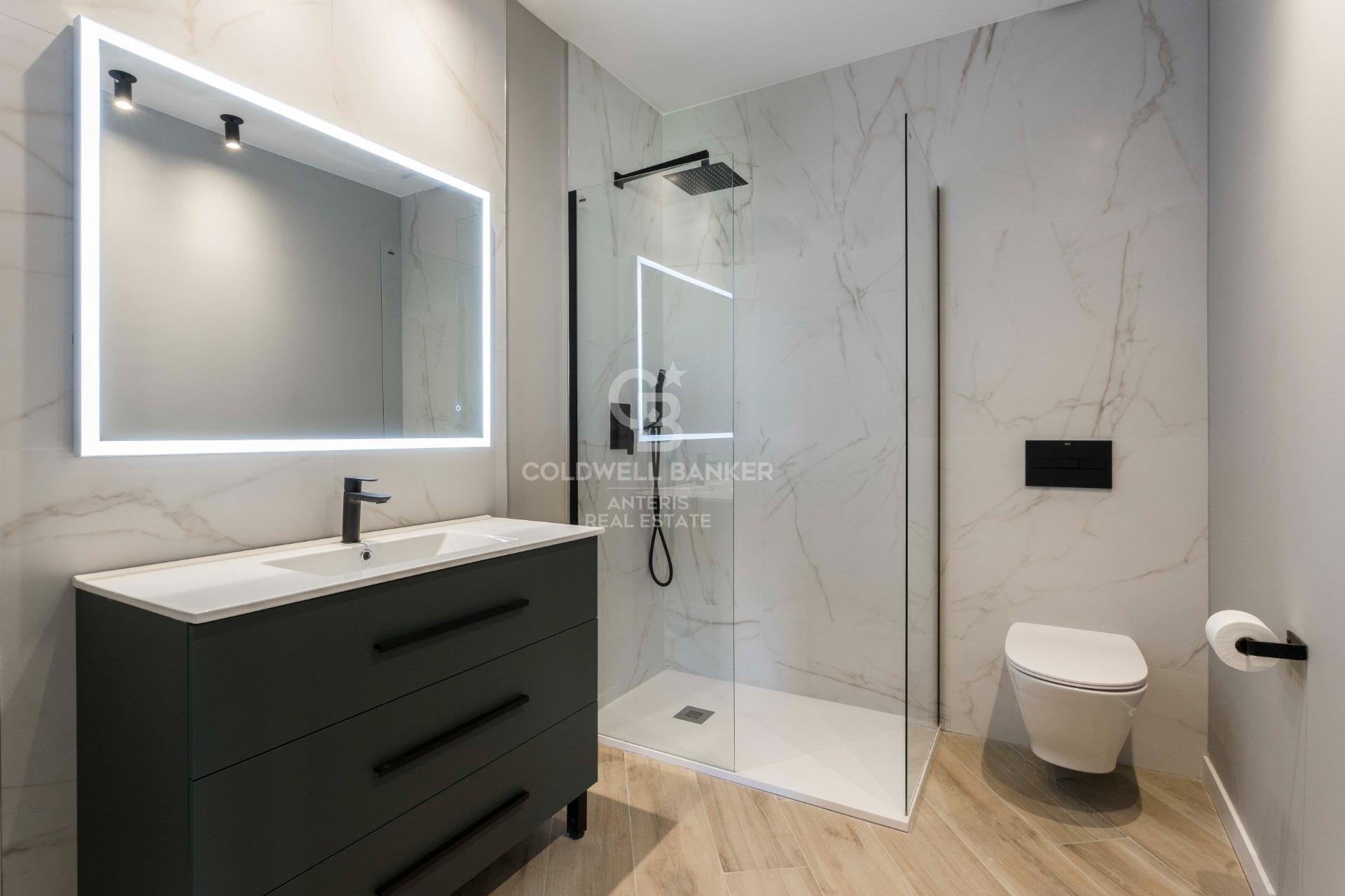 Przestronny, designerski apartament z wysokimi sufitami w Antigua Eixample